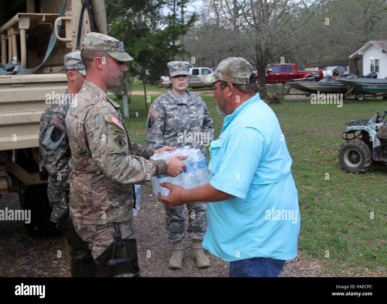 Sgt. David Breaud von Deville, La, mit Hauptsitz und Sitz der Firma 225th Engineer Brigade, unterstützt der Grant Parish Sheriff-büro Wasser zu den lokalen Bewohnern an Latt See in Grant Parish, La., 13. März 2016 zu verteilen. (U.S. Army National Guard Foto: Staff Sgt. Jerry Hetzen) Stockfoto