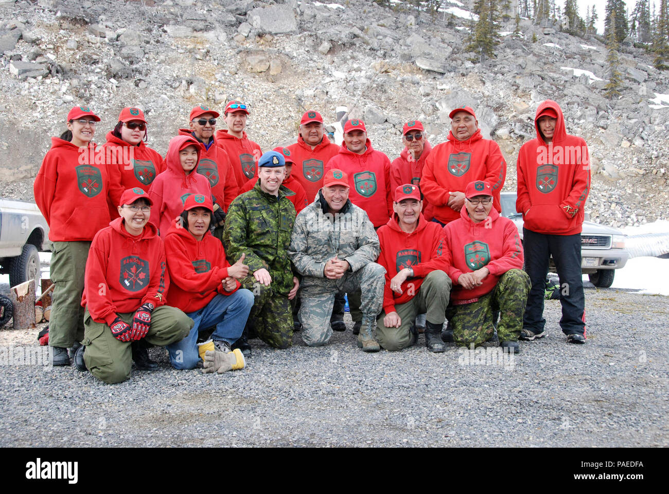 Gen. Gene Renuart, NORAD und US Northern Command Commander, und kanadische Brig. General David Millar, Joint Task Force North Commander, Stellen mit Mitgliedern der kanadischen Ranger Patrol Inuvik am Mackenzie River Delta in der Nähe von Inuvik, Northwest Territories während des allgemeinen 11. Mai besuchen Sie uns Standorte Yellowknife und Inuvik. Kanadische Förster-Reservisten, die eine militärische Präsenz in abgelegenen und isolierten und Küstengemeinden. Formal 1947, kanadischen Rangers sind verantwortlich für den Schutz der kanadischen Souveränität durch die ungewöhnliche Aktivitäten oder sightin Stockfoto