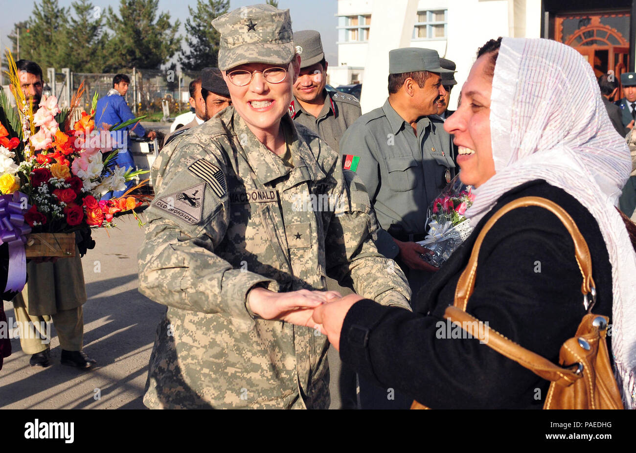 Brig. Gen. Anne F. Macdonald, Stellvertreter des Kommandierenden Generals, Polizei, grüßt Oberst Shafiqa Quarashi am 19. März nach ihrer Rückkehr aus den Vereinigten Staaten, wo Sie ein 2010 Internationale Frau Mut Award von Außenministerin Hilary Clinton empfangen. 75 Frauen aus der ganzen Welt waren für den Award nominiert, obwohl nur zehn in einer Zeremonie an das US-Außenministerium am 10. März vorgestellt wurden. Stockfoto