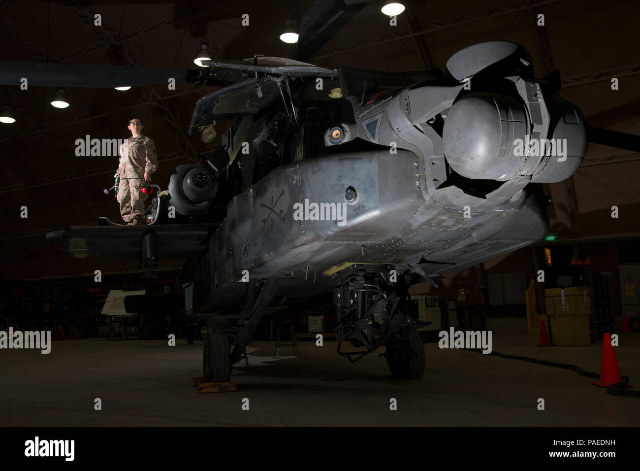 Oklahoma Army National Guard Sgt. Cynthia Hernandez, ein Flugzeug strukturelle Werkstatt in Firma B, 640Th Aviation Support Battalion, 40th Combat Aviation Brigade, arbeitet auf einem AH-64 Apache Helikopter am Lager Buehring, Kuwait, März 27. Hernandez, der in Tucson, Arizona, mit ihrem Mann und ihren fünf Kindern wohnt, genießt die Reparatur des Apache mehr als jede andere Luft Rahmen. "Er ist ein Kampfhubschrauber, das gefällt mir", sagte Hernandez. Er ist ziemlich dort bedeuten." Stockfoto