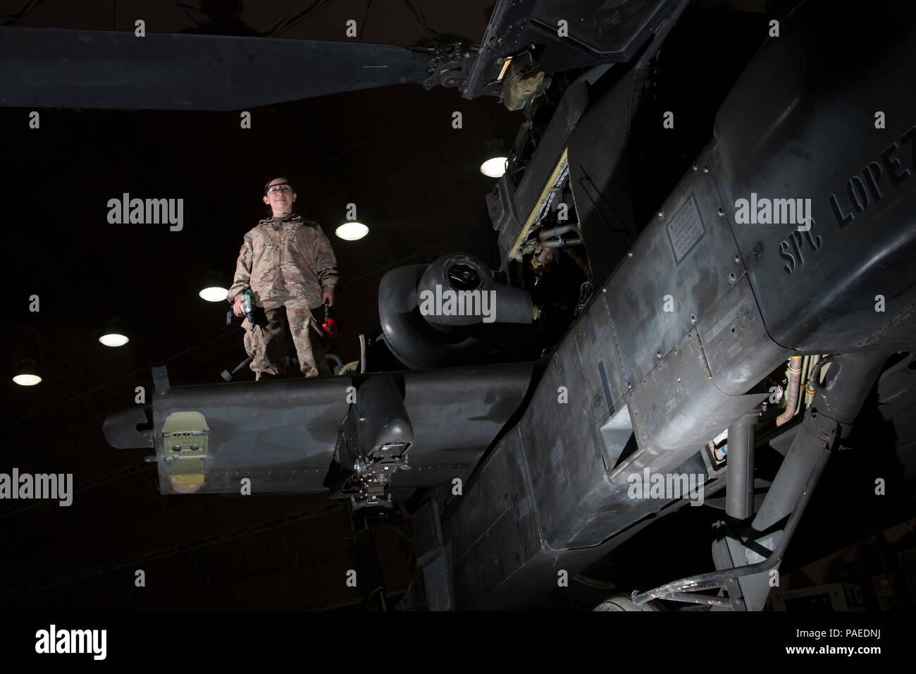 Oklahoma Army National Guard Sgt. Cynthia Hernandez, ein Flugzeug strukturelle Werkstatt in Firma B, 640Th Aviation Support Battalion, 40th Combat Aviation Brigade, arbeitet auf einem AH-64 Apache Helikopter am Lager Buehring, Kuwait, März 27. Hernandez, der in Tucson, Arizona, mit ihrem Mann und ihren fünf Kindern wohnt, genießt die Reparatur des Apache mehr als jede andere Luft Rahmen. "Er ist ein Kampfhubschrauber, das gefällt mir", sagte Hernandez. Er ist ziemlich dort bedeuten." Stockfoto