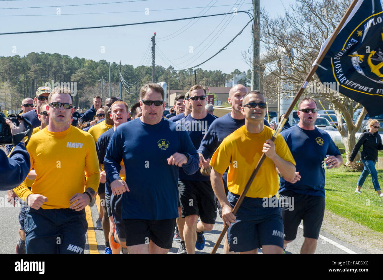 160330-N-VO 150-749 VIRGINIA BEACH (30. März 2016) Chief Petty Offiziere und Matrosen aus die Beseitigung von Explosivstoffen Expeditionary Support Unit Zwei (EODESU2) in einem 5k Anker laufen in der Feier der 123 CPO Geburtstag teilnehmen. Die CPO Geburtstagsfeier dauert von März 28 bis April 1. (U.S. Marine Foto von Mass Communication Specialist Seaman Kenneth Gardner/Freigegeben) Stockfoto