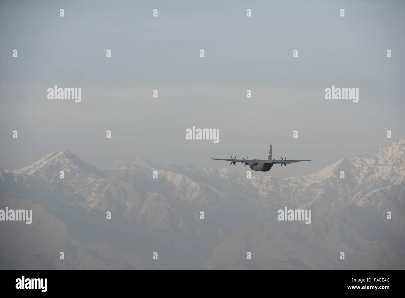 Ein Super C-130J Hercules aus der 775 Expeditionary Airlift Squadron hebt ab Flughafen Bagram, Afghanistan, 29. März 2016. Mitglieder der 455th Expeditionary Aircraft Maintenance Squadron sicherzustellen, dass Flugzeuge in Bagram sind für den Flug vorbereitet und sie zu einer Mission bereit ist, wenn Sie landen. (USA zurück Air Force Foto/Tech. Sgt. Robert Cloys) Stockfoto