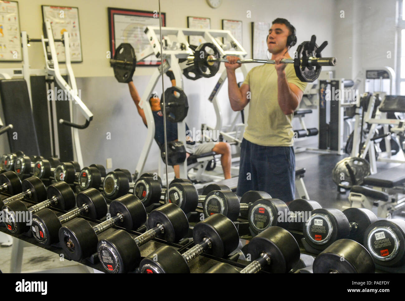 Auf der Yokota Air Base, Japan, am 28. März 2016, behielt die 374th Civil Engineer Squadron Feuer- und Rettungsdienste während einer 24-Stunden-Schicht körperliche Fitness und Bereitschaft. Das Personal hat Zugang zu Schlafzimmern, Duschen, einem Fitnessraum und einer Küche im Feuerwehrgebäude, um den kontinuierlichen Betrieb und die schnelle Bereitstellung von Notfallmaßnahmen zu unterstützen und so Effizienz und minimale Ausfallzeiten in Situationen mit hoher Nachfrage zu gewährleisten. Stockfoto