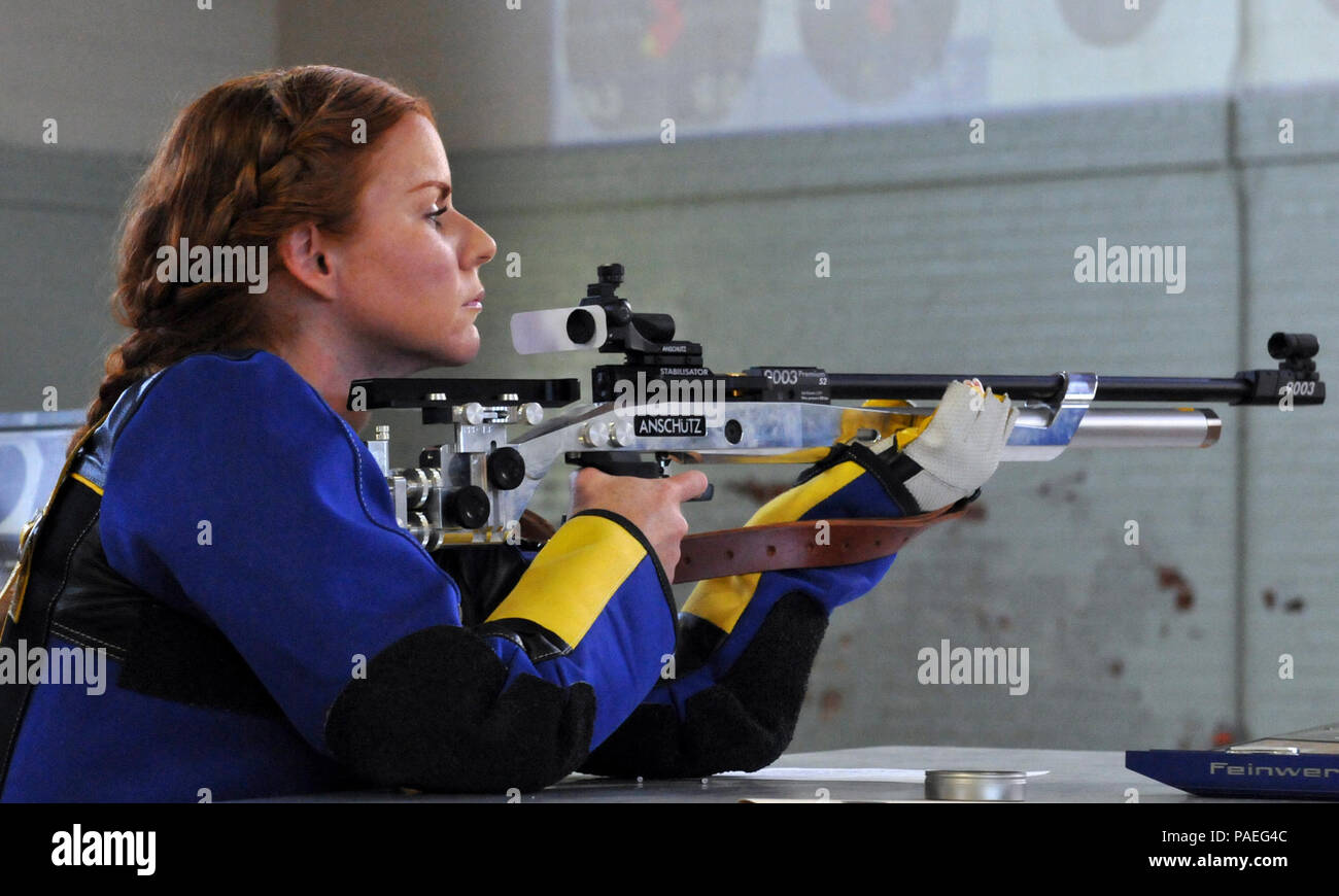 Pensionierter Marine Legalman 1. Klasse Shahnaz Askins bereitet sich auf ihr Gewehr während der erste Tag des Wettbewerbs für den 2014 Wunde Krieger Team Marine Trials in der Turnhalle an Bord Naval Station Norfolk 4.Juni Feuer. Die San Diego native und 1995 Absolvent der Ontario High School partizipiert auch im Bogenschießen, Schwimmen, Leichtathletik und Pistole. Verwundete Krieger Athleten begann Ankunft in Norfolk am 31. Mai und Ende Juni 7. Die Marine-Studien sind eine Vorstufe zu der Krieger Spiele, eine jährliche sportliche Wettbewerb veranstaltet von der Olympische Komitee der USA, die zusammen mehr als 200 Verwundete Krieger bringt Stockfoto