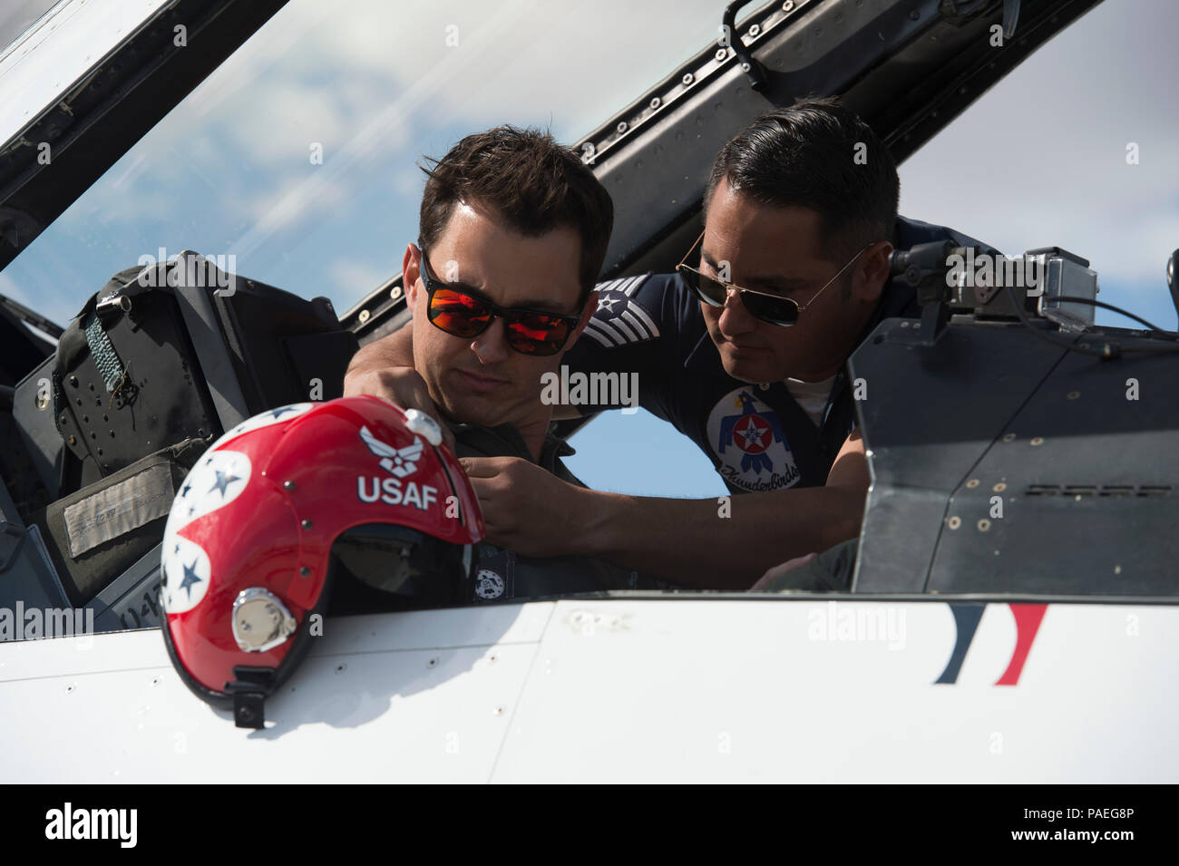 Tech Sgt. Stefan Zapata, Avionik Techniker, verbindet den Fallschirm zu Graham Rahal's Kabelbaum vor seiner Einarbeitung Flug mit der Thunderbirds bei Luke Air Force Base, Ariz., 31. März 2016. Rahal ist ein IndyCar Series Treiber. (U.S. Air Force Foto von Tech. Sgt. Christopher Boitz) Stockfoto