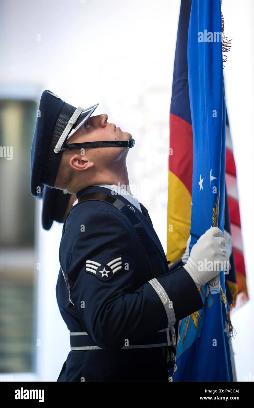 PETERSON AIR FORCE BASE, Colo-Älterer Flieger Sven Martinez, 21 Comptroller Squadron und hohe Grenze Ehrengarde Team stellt sicher, dass die Air Force flag ordnungsgemäß bei der Buchung der Farben bei einer Demonstration für Oberst Douglas Schiess platziert wird, 21. Space Wing Commander am 1465 März 14, 2016 Gebäude. Die Demonstration der Ehrengarde die Gelegenheit zur Präsentation ihrer Ausbildung, Fitness, Teamwork, Präzision und militärischen Lager. Stockfoto