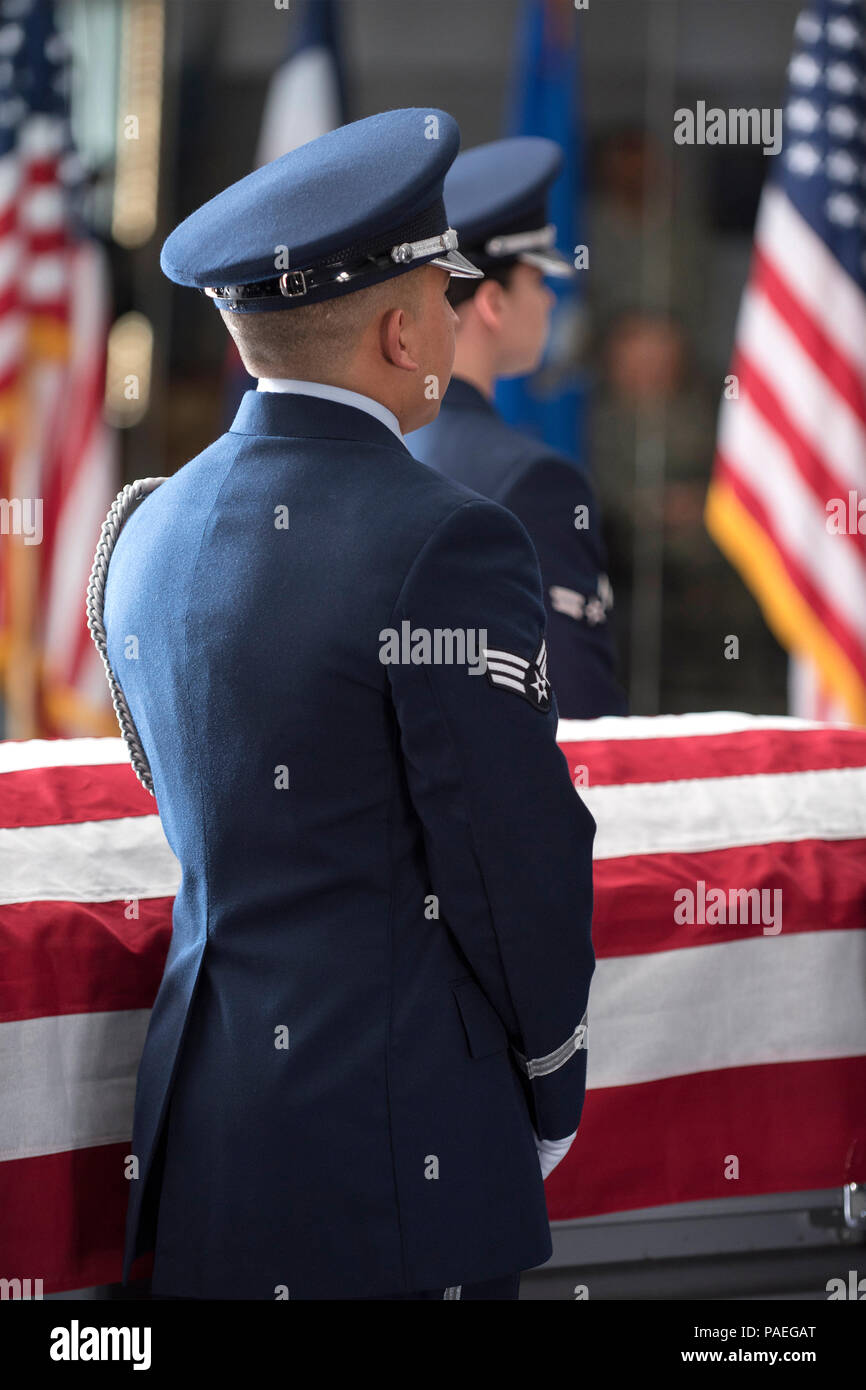 PETERSON AIR FORCE BASE, Colo - die hohe Grenze Ehrengarde ist bereit, die 6-person Flagge zu führen sie Falten in Gebäude 1465 in der Vorbereitung für einen Besuch von Oberst Douglas Schiess, 21. Space Wing Commander am 14. März 2016. Die Demonstration vorgestellt Ausbildung der Ehrengarde, Fitness, Teamwork, Präzision und militärischen Lager. Stockfoto