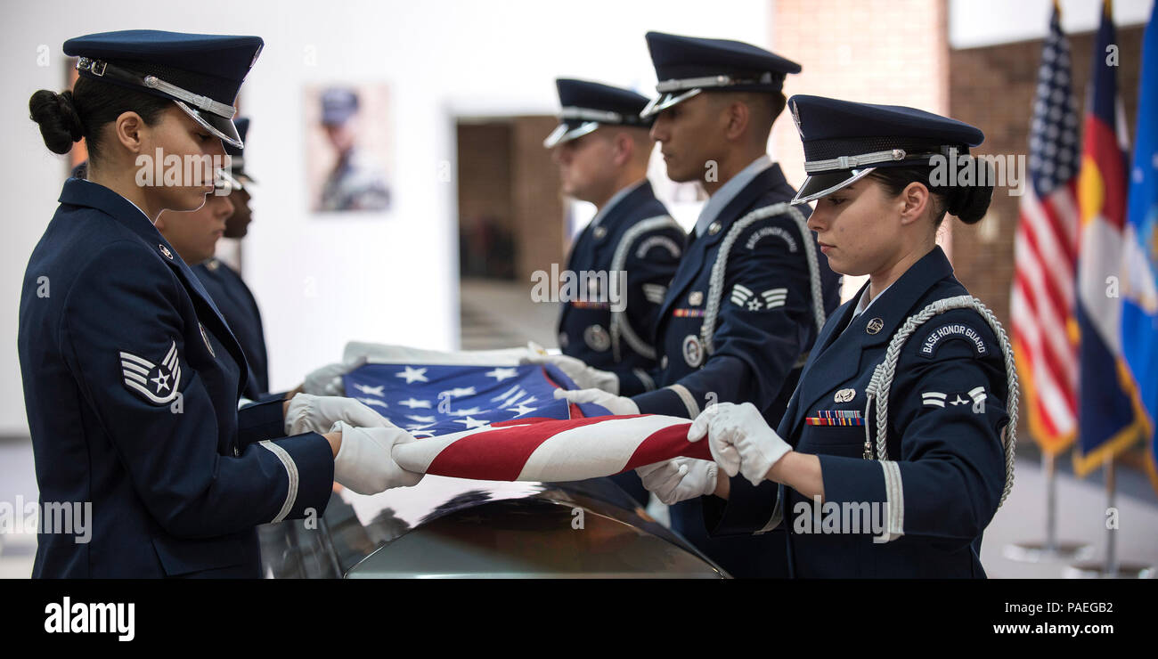 PETERSON AIR FORCE BASE, Colo-Staff Sgt. Lindsay Frazier, Kommunikation 721st Squadron, Senior Airman Darian Vidana, 50. Comptroller Squadron, Flieger 1. Klasse Jordanien Haynes, 50 Force Support Squadron, Flieger 1. Klasse Jennell Orsik, 21 Force Support Squadron, Senior Airman Joshua Gomez, 561St Network Operations Squadron und Älterer Flieger Sven Martinez, 21 Comptroller Squadron führen Sie die sechs Personen Flagge Falten in Gebäude 1465 bei einem Besuch von Oberst Douglas Schiess, 21. Space Wing Commander am 14. März 2016. Die Demonstration vorgestellt Ausbildung der Ehrengarde, Fitness, Teamarbeit, Stockfoto