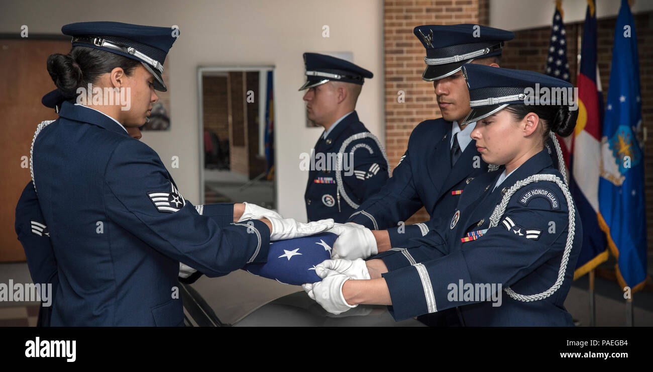 PETERSON AIR FORCE BASE, Colo-Staff Sgt. Lindsay Frazier, Kommunikation 721st Squadron, Senior Airman Darian Vidana, 50. Comptroller Squadron, Flieger 1. Klasse Jordanien Haynes, 50 Force Support Squadron, Flieger 1. Klasse Jennell Orsik, 21 Force Support Squadron, Senior Airman Joshua Gomez, 561St Network Operations Squadron und Älterer Flieger Sven Martinez, 21 Comptroller Squadron führen Sie die sechs Personen Flagge Falten in Gebäude 1465 bei einem Besuch von Oberst Douglas Schiess, 21. Space Wing Commander am 14. März 2016. Die Demonstration vorgestellt Ausbildung der Ehrengarde, Fitness, Teamarbeit, Stockfoto