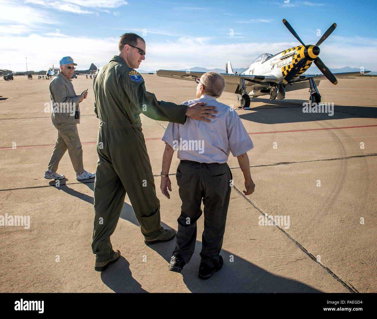 Oberst James Meger, Kommandant der 355 Fighter Wing, Chats mit Fred Roberts, 93, ein ehemaliger P-51D Pilot mit der 354 Fighter Squadron, 355 Fighter Group in England während des Zweiten Weltkriegs. Die Piloten gesprochen auf dem Flug Linie, während es für die Öffentlichkeit geöffnet war, bevor die Praxis Flüge im Heritage Flight Training Kurs an der Davis-Monthan AFB, Tucson, Ariz., Feb 5, 2016 begann. (U.S. Air Force Foto von J.M. Eddins jr.) Stockfoto