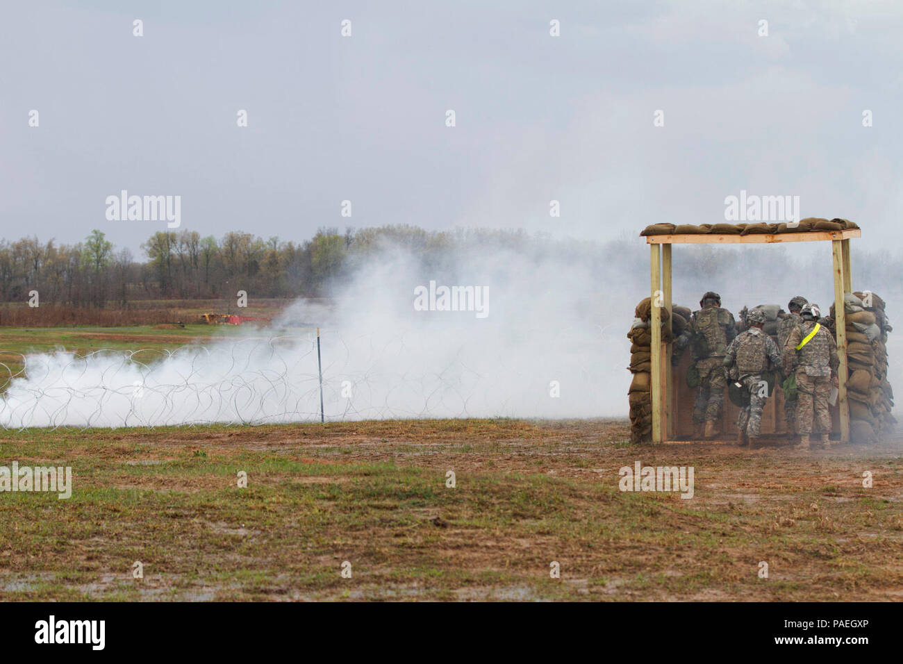 Soldaten aus 101 Human Resource Company, 101 Spezielle Truppen Bataillon, 101 Sustainment Brigade, Luftlandedivision (Air Assault), sind überrascht, wenn die gegnerischen Kräfte nutzt Rauch sich während der bataillone Verteidigung live fire Übung auf Fort Campbell, Ky., 31. März 2016 zu verbergen. (Foto von der U.S. Army Sgt. Neysa Canfield, 101 Sustainment Brigade Public Affairs) Stockfoto