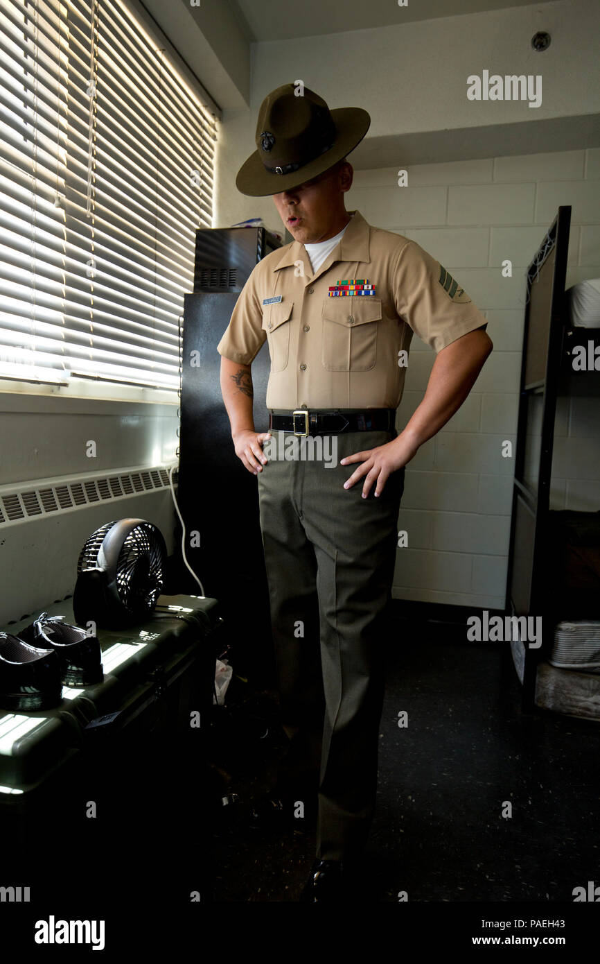 Us Marine Corps Sgt. David Alvarado, Senior drill instructor mit Unternehmen L, 3d-Recruit Training Bataillon, rekrutieren Training Regiment, probt seine senior drill instructor Rede an Bord Marine Corps Recruit Depot San Diego, Calif., 18. März 2016. Alvarado später stellte sich und die anderen Bohrer für Ausbilder der platoon der Rekruten, der ihnen zugewiesen wurde. (U.S. Marine Corps Foto von Lance Cpl. Erick J. ClarosVillalta/Freigegeben) Stockfoto
