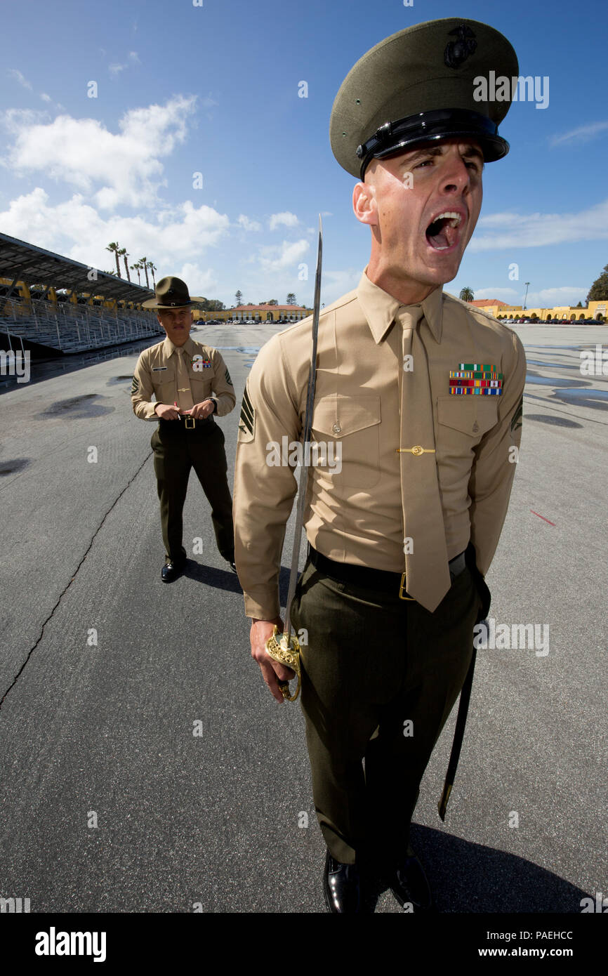 Us Marine Corps Sgt. Derek C. Patrick, Recht, ein Student mit Drill Instructor Schule, Unterstützung Bataillon, rekrutieren Training Regiment, schreit ein Befehl als Staff Sgt. Veasna Ung, ein Ausbilder mit Drill Instructor Schule, beobachtet an Bord Marine Corps Recruit Depot San Diego, Calif., 7. März 2016. Ung Patrick ausgewertet, um festzustellen, wenn er selbstbewusst ein Trupp konnte Befehl. (U.S. Marine Corps Foto von Lance Cpl. Erick J. ClarosVillalta/Freigegeben) Stockfoto