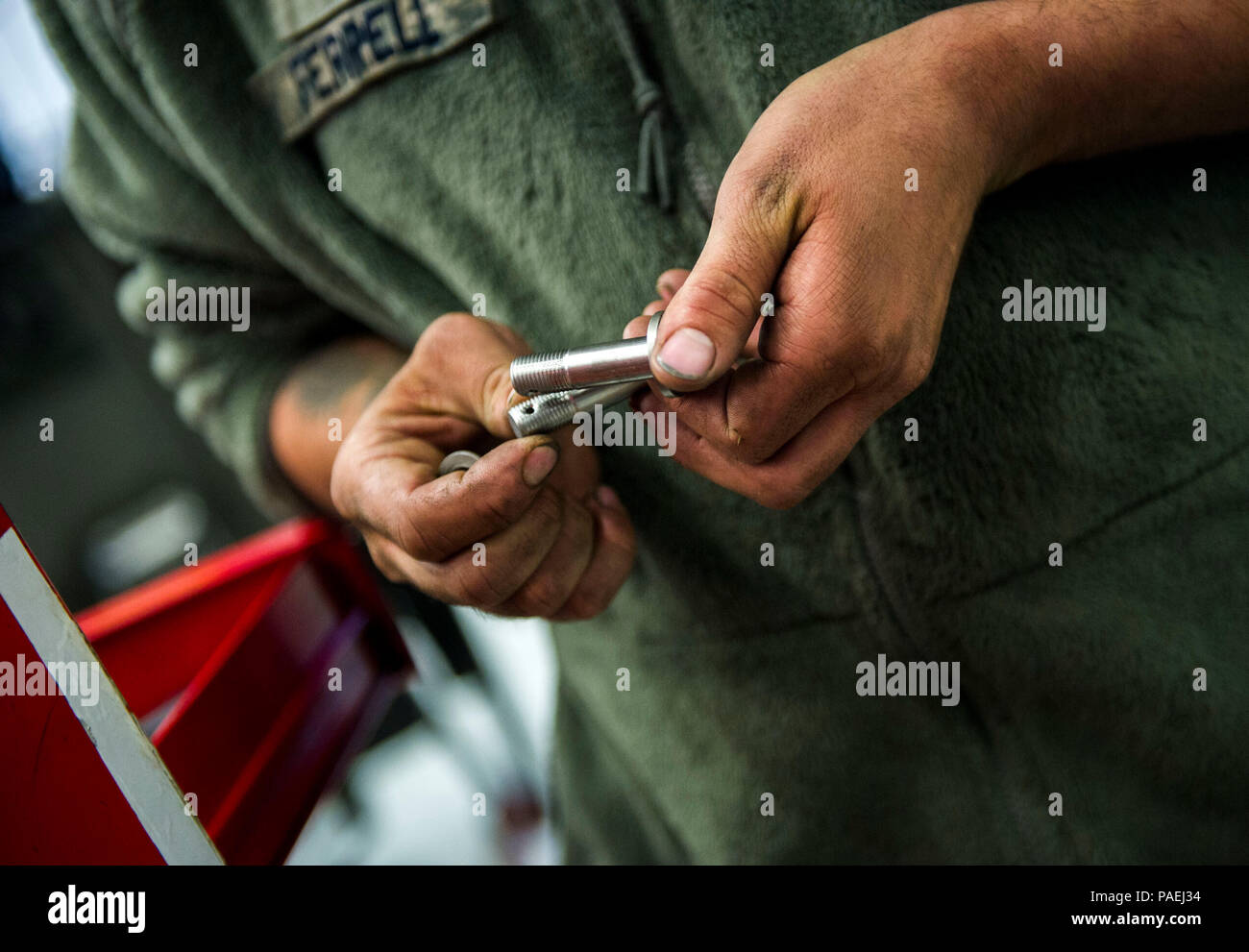 Senior Airman BradenFerrell, eine Crew Chief mit dem 801St Special Operations Aircraft Maintenance Squadron, preps Motorhalterung links vor einer CV-22B Osprey Motor wieder an hurlburt Field, Fla., 21. März 2016 installieren. Die 801St SOAMXS gewann die 2015 Wartung Wirksamkeit Award für kleine Leistung, innovative und effektive Nutzung der Ressourcen für die Wartung und Personal Lebensqualität Programme. (U.S. Air Force Foto von älteren Flieger Krystal M. Garrett) Stockfoto