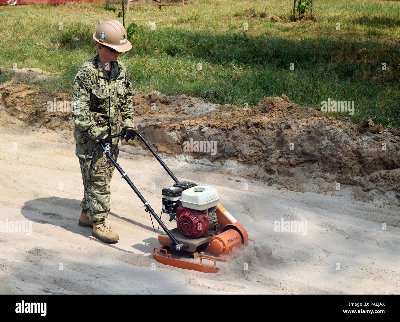 160331-N-Nr. 181-399 Koh Kong, Kambodscha (Mar. 31, 2016) - Builder 3. Klasse Meagan Fulford, zu Naval Mobile Konstruktion Bataillon (NMCB) 4, verwendet einen Schlitten zu kompakten eine Platte für ein Bad an der Koh Kong Secondary School in Koh Kong, Kambodscha, Mar.31 zugeordnet. (U.S. Marine Foto von Bau Elektriker 3. Klasse D'Avante Santiago/Relased) Stockfoto