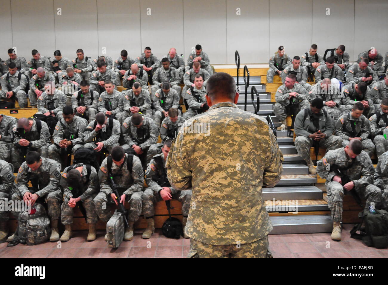 Kaplan (Kapitän) Jamie Carson, stehend, Kaplan, Mobilisierung und Bereitstellung, führt Soldaten in die 307Th Military Police Company im Gebet den Abschied kurz an den Silas L. Copeland Anreise/Abreise Flugplatz Kontrollgruppe hier am 27. März. Stockfoto