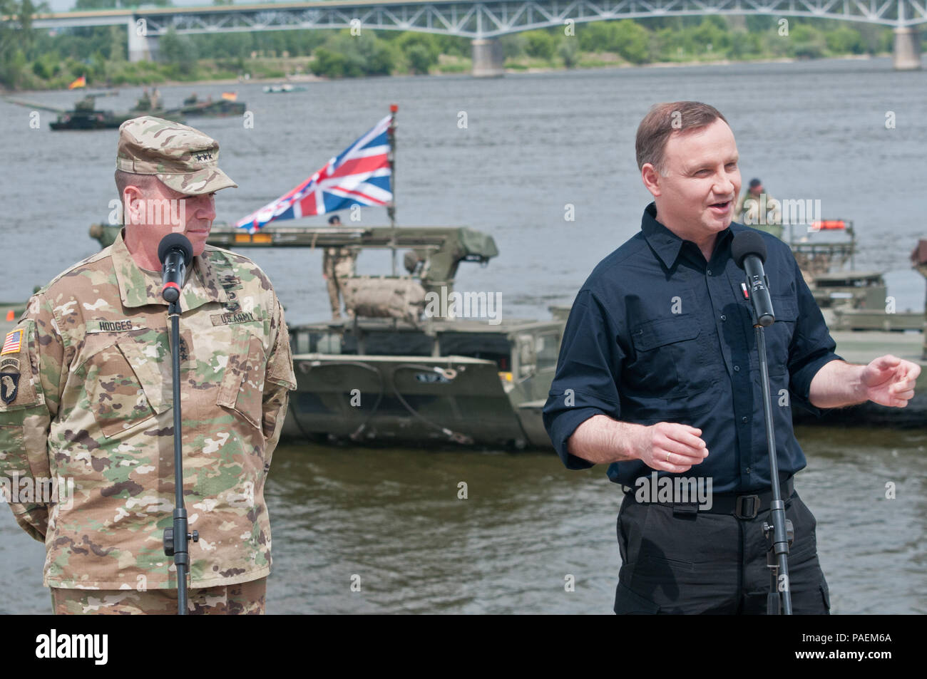 Der polnische Präsident Andrzej Duda teilt sich die Bühne mit Generalleutnant Ben Hodges, wie Sie den Teilnehmern an der Brücke Gebäude Demonstration an einem Ingenieur Funktionen Tag in Chelmno, Polen sprechen. Ingenieure von der britischen und der deutschen Armeen bauen Sie eine Brücke über die M3 amphibischen Rig erstrecken sich über die gesamte Breite der Weichsel. Der Fall stellt die Interoperabilität mehrerer Armeen während der Übung Anakonda 2016, ein polnisch-led, multinationale Übung in Polen von Juni 7-17. Übung Anakonda 2016 ist ein Premier, der Schulungsveranstaltung für die US-Armee Europa und den teilnehmenden Nationen und d Stockfoto
