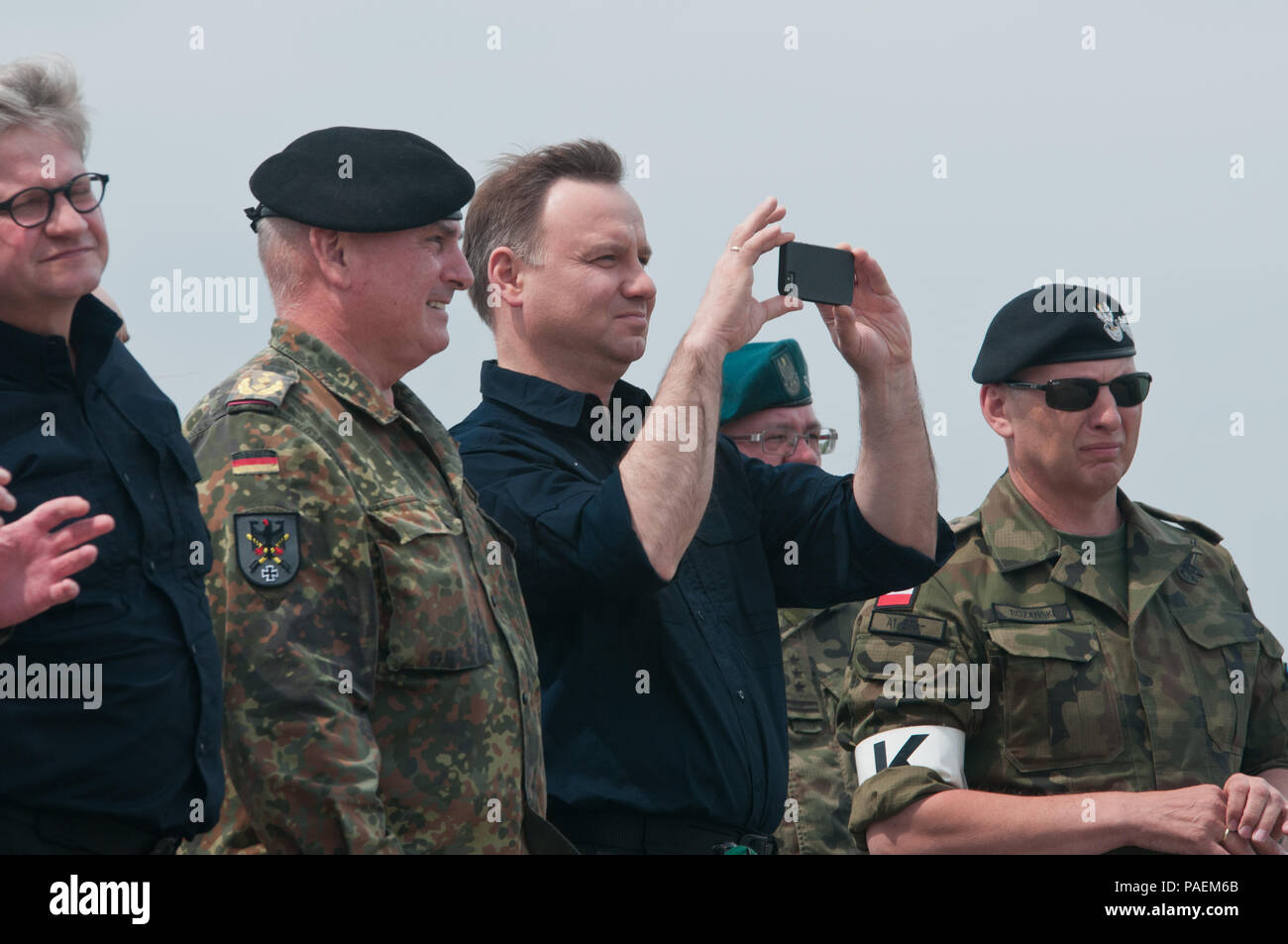 Der polnische Präsident Andrzej Duda beobachtet den Brückenbau Demonstration an einem Ingenieur Funktionen Tag in Chelmno, Polen. Ingenieure von der britischen und der deutschen Armeen bauen Sie eine Brücke über die M3 amphibischen Rig erstrecken sich über die gesamte Breite der Weichsel. Der Fall stellt die Interoperabilität mehrerer Armeen während der Übung Anakonda 2016, ein polnisch-led, multinationale Übung in Polen von Juni 7-17. Übung Anakonda 2016 ist ein Premier, der Schulungsveranstaltung für die US-Armee Europa und den teilnehmenden Nationen und zeigt den USA und Partner Nationen können effektiv toge unite Stockfoto