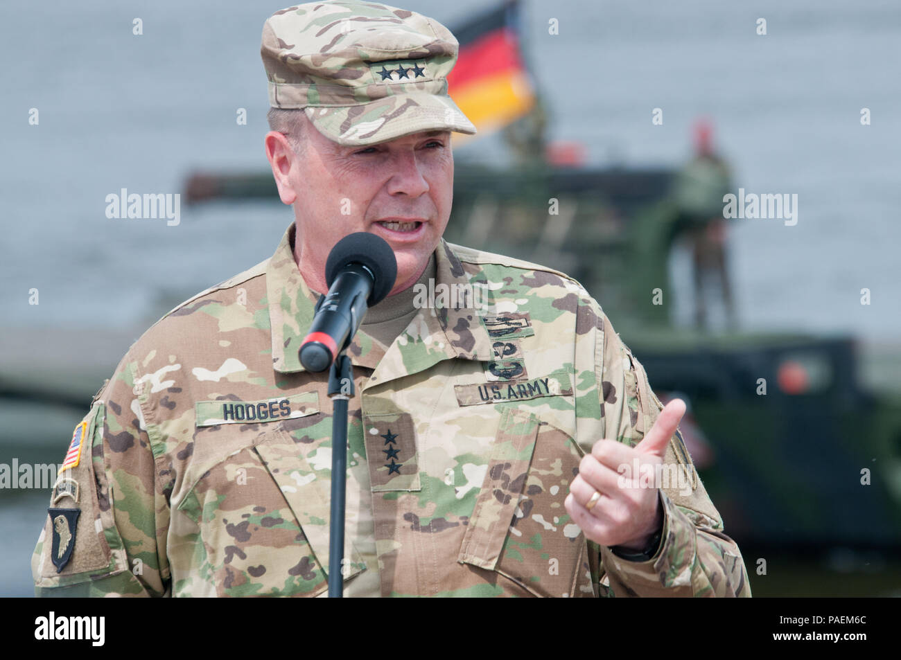 Ein Ingenieur Funktionen Tag in Chelmno, Polen. Ingenieure von der britischen und der deutschen Armeen bauen Sie eine Brücke über die M3 amphibischen Rig erstrecken sich über die gesamte Breite der Weichsel. Der Fall stellt die Interoperabilität mehrerer Armeen während der Übung Anakonda 2016, ein polnisch-led, multinationale Übung in Polen von Juni 7-17. Übung Anakonda 2016 ist ein Premier, der Schulungsveranstaltung für die US-Armee Europa und den teilnehmenden Nationen und zeigt den USA und Partner Nationen können effektiv zusammen unter einem einheitlichen Kommando vereinen beim Training mit einem modernen Szenario. Stockfoto