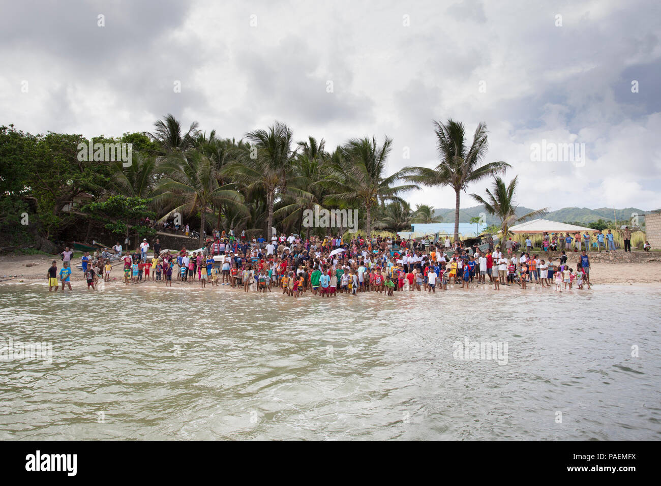 Leti Inselbewohner sammeln am Strand zu verabschieden Stockfoto