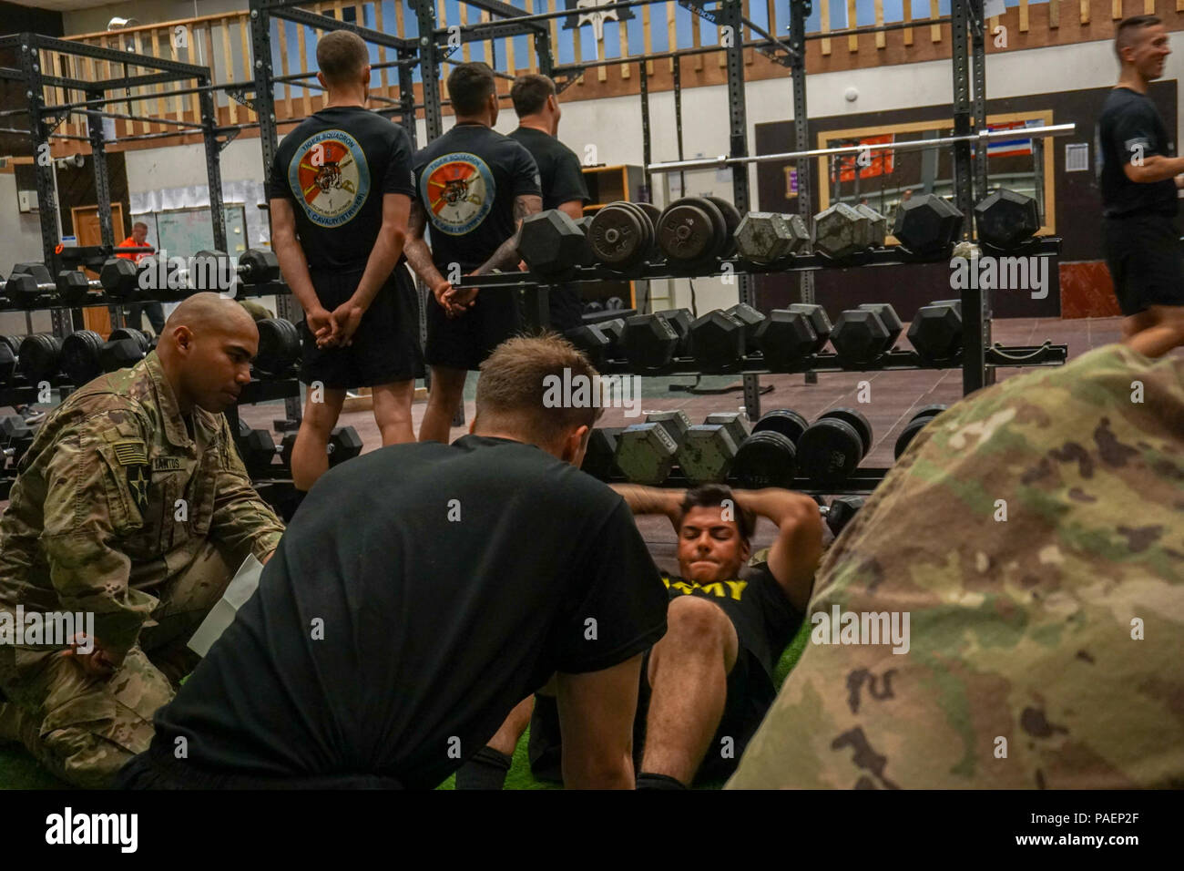 Troopers von CrazyHorse Truppe, 1 Staffel, 3.Kavallerie Regiments "Brave Gewehre", führte eine körperliche Fitness Bewertung zu wählen Kandidaten vor - Ranger Bewertung zu besuchen, während in den Irak, 16. Juli 2018 eingesetzt. Brave Gewehre troopers sind in den Irak zur Unterstützung der Combined Joint Task Force - inhärenten Lösung bereitgestellt, die Arbeit von, mit und durch die irakischen Sicherheitskräfte und Koalitionspartner zu besiegen ISIS im Irak und in Syrien. Stockfoto