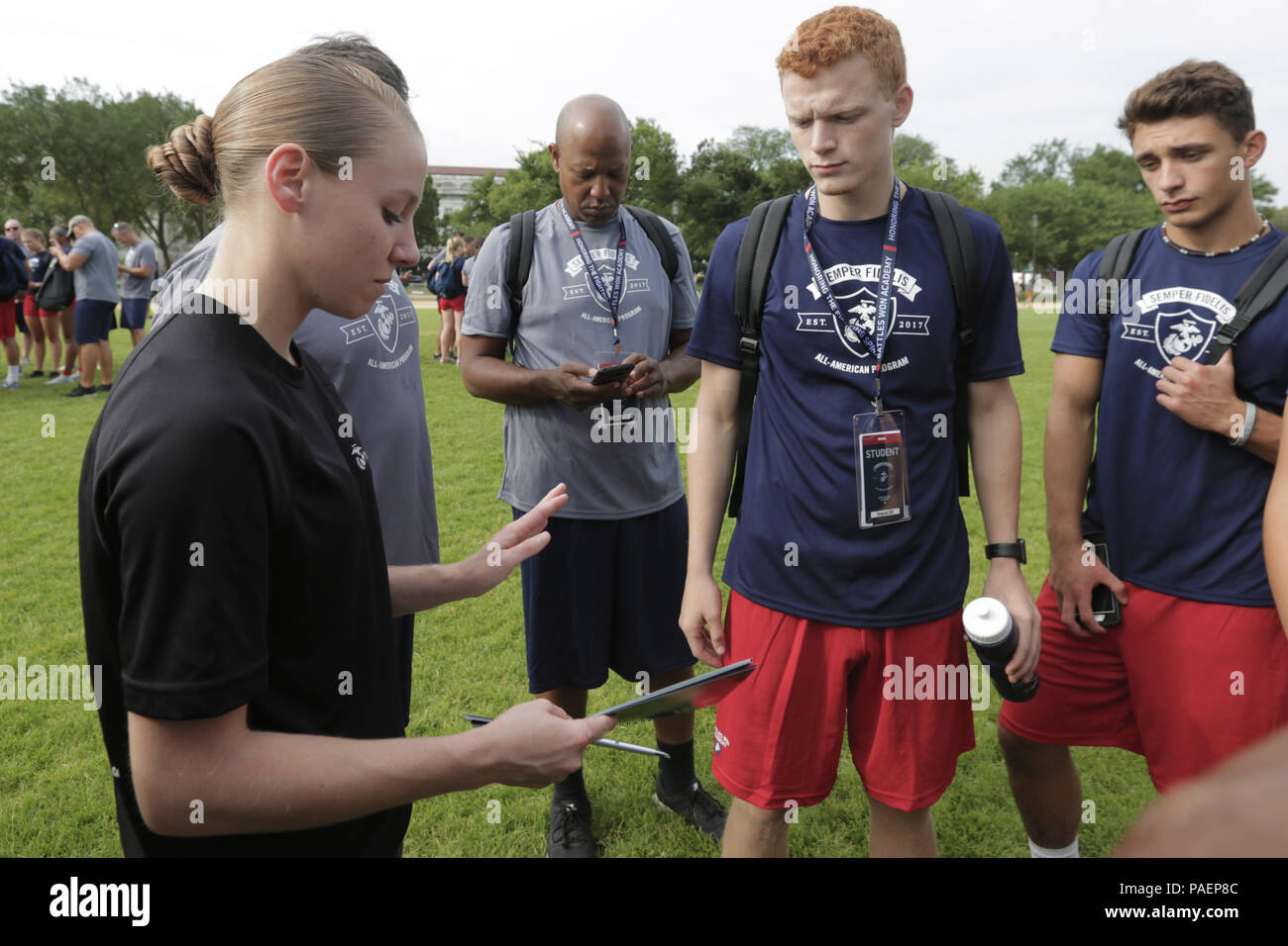 Marine Sgt. Sarah Steiert plant eine Route mit Ihrer Gruppe für die Schnitzeljagd Ereignis während der Schlachten gewonnen Akademie im Distrikt von Columbia, 15. Juli 2018. Die Schlachten gewonnen Academy ist ein Teil des Marine Corps Semper Fidelis All-American-Programm, das erkennt die jungen Männer und Frauen, die in der Leichtathletik excel, haben aber auch gezeigt, sich Führer im Unterricht und in ihren Heimatorten zu sein. Fast 100 High School Kursteilnehmer - Athleten der Akademie, die sich auf die Entwicklung von Selbstvertrauen, Disziplin, Teamarbeit konzentrierte sich sorgte, und Honen der Kampfgeist, dass das Marine Corps verkörpert. Steiert Stockfoto