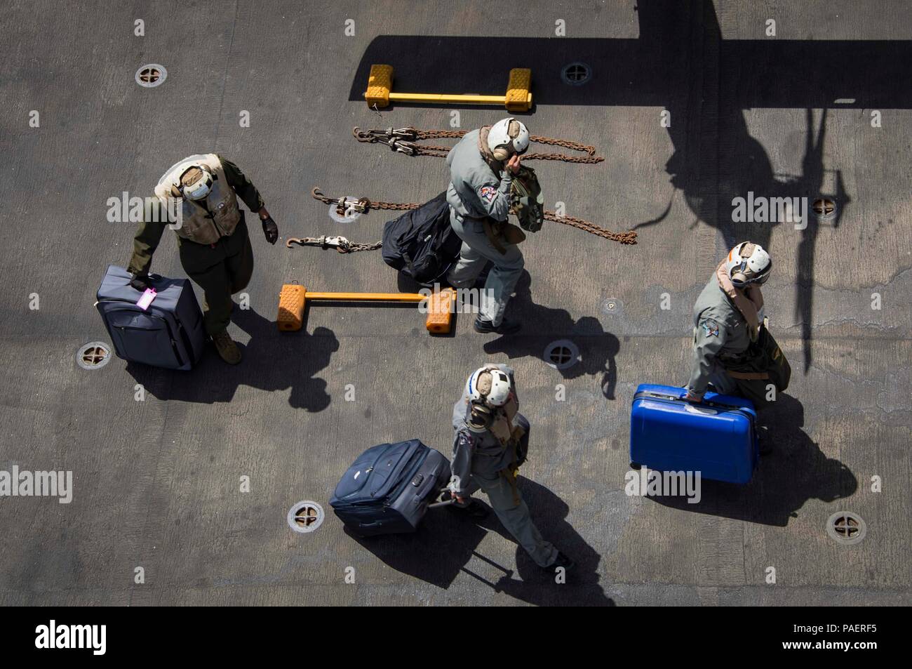 180717-N-OA 516-0263 MITTELMEER (17. Juli 2018) das Supportpersonal zugewiesen der Italienischen Marine Grouppo Aerei Imbarcati (GRUPAER) das Flight Deck der Wasp-Klasse amphibisches Schiff USS Iwo Jima (LHD7), 17. Juli 2018. Iwo Jima in Mayport, Florida, ist die Durchführung homeported naval Operations in den USA 6 Flotte Bereich der Maßnahmen zur Unterstützung der US-amerikanischen nationalen Sicherheitsinteressen in Europa und Afrika. (U.S. Marine Foto von Mass Communication Specialist 3. Klasse Kevin Leitner/Freigegeben) Stockfoto