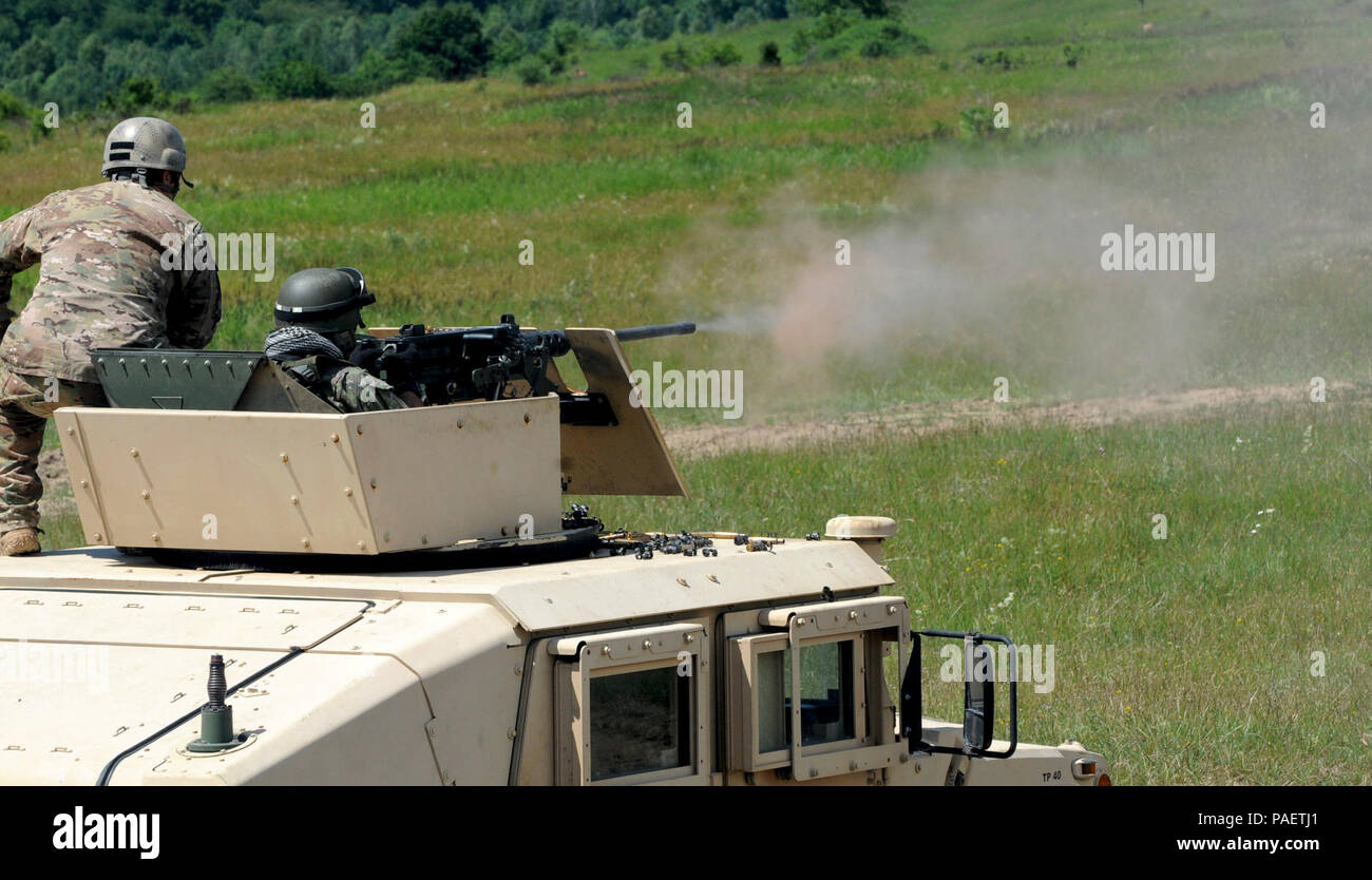 Ein Mitglied der Slowakischen Republik 5 Special Forces Regiment feuert eine US 50-Kaliber Heavy Machine Gun auf ein Ziel als U.S. Army Special Forces Sergeant vom 1.Bataillon, 10 Special Forces Group (Airborne) beobachtet als Teil einer Partnerschaft Entwicklung Programm Veranstaltung auf dem Truppenübungsplatz, dass in der Slowakei. Stockfoto