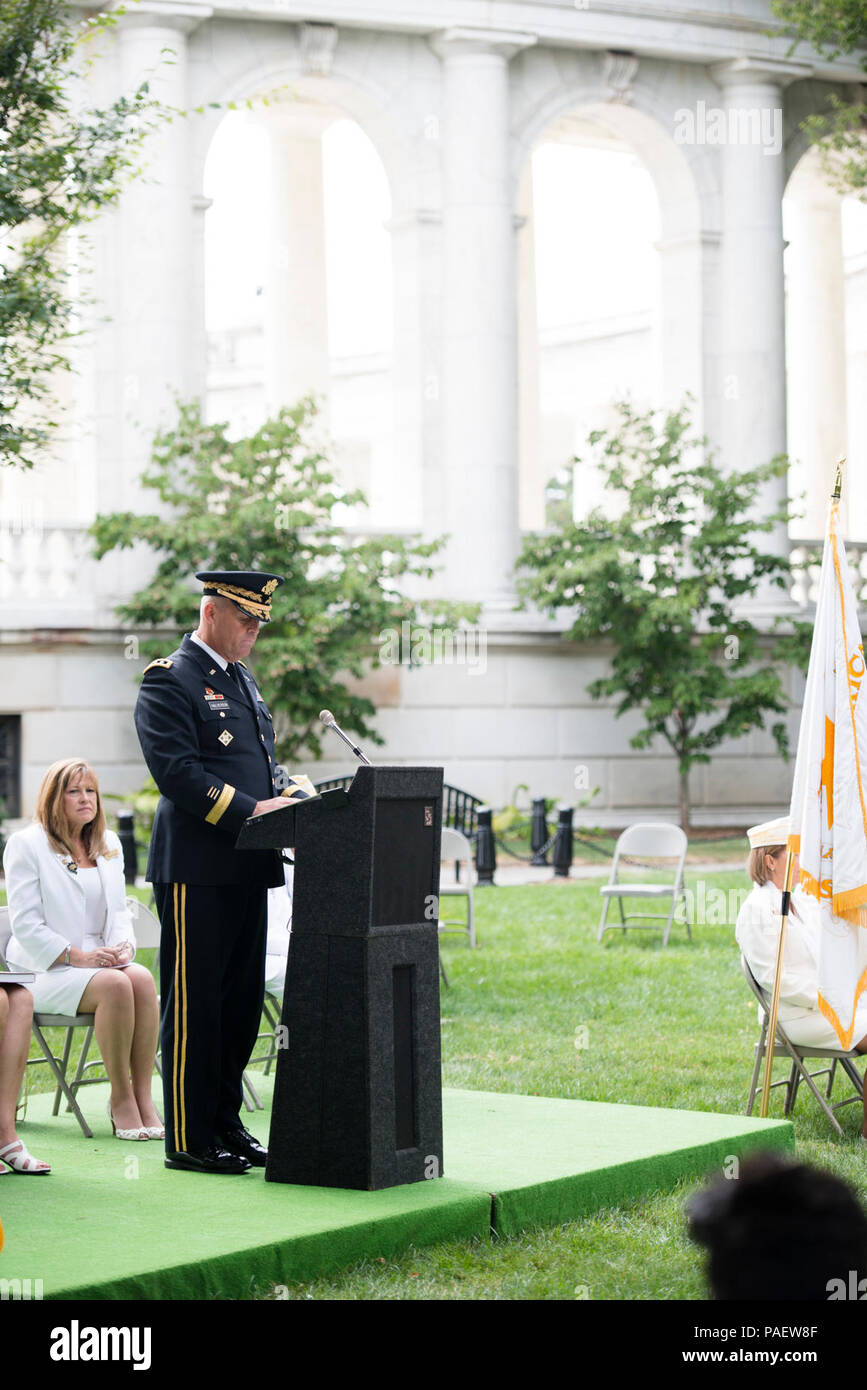 Generalleutnant David Halverson, Assistant Chief Personal für Installation Management und der Kommandierende General der Installation Management Command, gibt Erläuterungen während der 75. jährlichen Feier des Goldenen Stern Mutter Sonntag in Arlington National Cemetery, Sept. 27, 2015 in Arlington, Virginia. Vor der Zeremonie, die Vertreter der American Gold Star Mütter, Inc., einen Kranz am Grabmal des Unbekannten Soldaten gelegt. Stockfoto