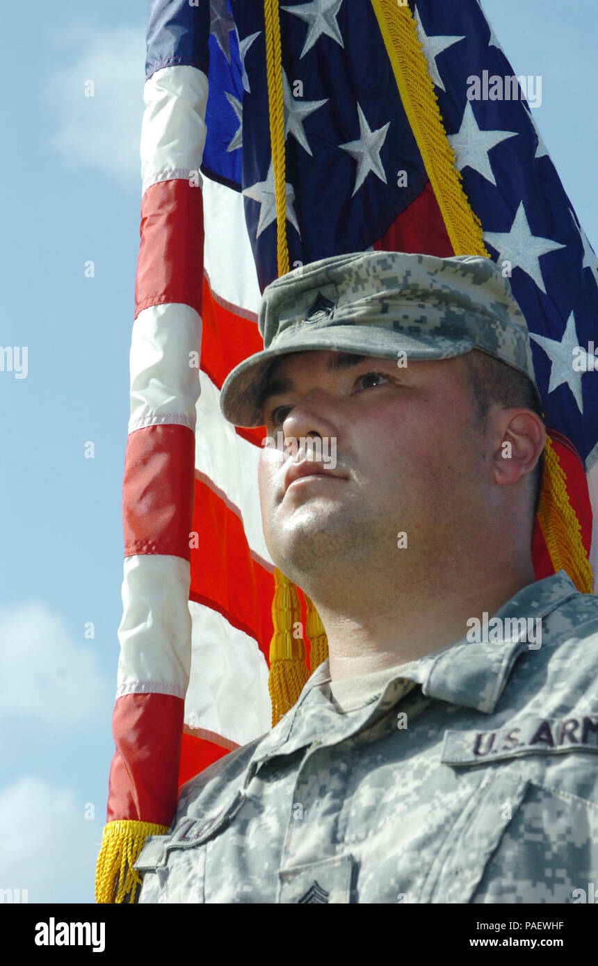 Guantánamo Bay, Kuba - Staff Sgt. Donald Taylor, Mitglied der 525th Military Police Battalion beteiligt sich an einem Übergang der Verantwortung Zeremonie an der Joint Task Force Guantanamo, 9. Mai 2008. Die 525Th bietet viel von der Wache, die Inhaftierung der Sendung der JTF. JTF Guantanamo führt sichere und humane Pflege und Verwahrung von Inhaftierten feindliche Kämpfer. Die jtf führt Befragung Operationen strategische Intelligenz zur Unterstützung der globalen Krieg gegen den Terror zu sammeln und unterstützt die Strafverfolgungsbehörden und Kriegsverbrechen Untersuchungen. JTF Guantanamo ist verpflichtet für die Sicherheit und die Sicherheit eines Stockfoto