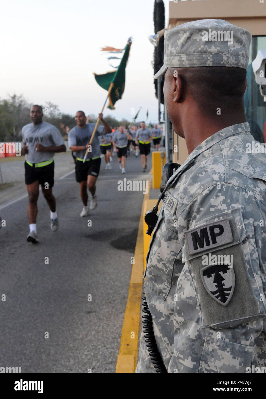 Guantánamo Bay, Kuba - Armee Sgt. Mohammed Ellis wacht an der Roosevelt Gate als Armee Oberstleutnant Alex Conyers, 525Th Military Police (MP) Bataillonskommandeur und Armee SPC. Terrence Robinson, Guidon, führen die 525th MP Bataillons in einer Formation zu Joint Task Force (JTF) Guantanamo, 9. April 2010. Die 525Th MP Bataillons stellt einen Teil der Wache im Inneren der Haftanstalten an JTF Guantanamo. JTF Guantanamo führt sicher, humane, legalen und transparenten Pflege und Verwahrung der Häftlinge, einschließlich derer, die durch militärische Kommission bestellt wurden, und solchen, die von einem Gericht verurteilt veröffentlicht. T Stockfoto