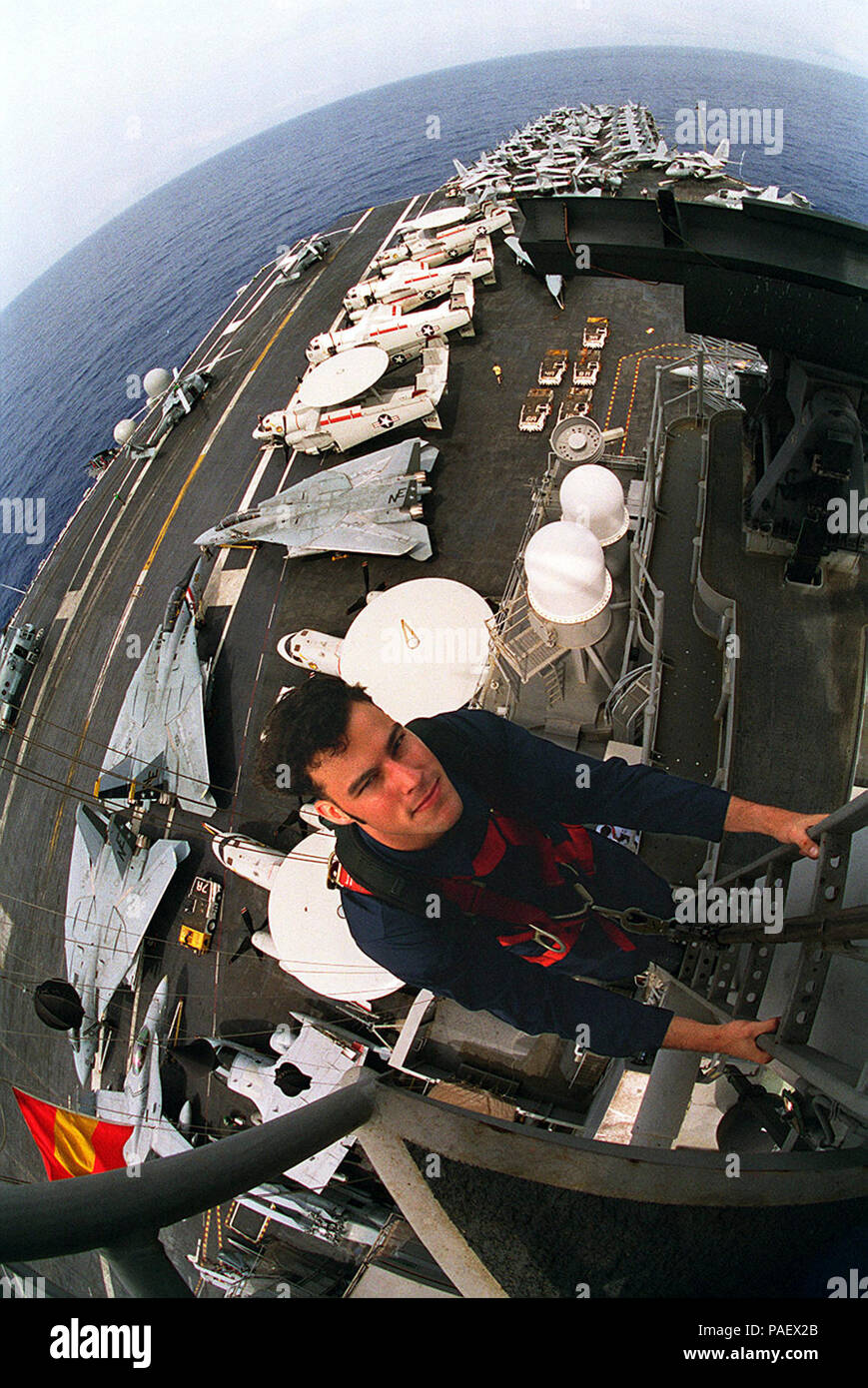 An Bord der USS Constellation (CV 64) im westlichen Pazifischen Ozean eingesetzt (19. April 1997). . . . Innere Kommunikation Elektriker 3. Klasse Matthew Bereford von Adrian, Michigan, erhält eine Sicht aus der Vogelperspektive auf das Flight Deck, während regelmäßige Wartung und Reparatur von elektrischen Anlagen am Mast des Schiffes. Sternbild und seine eingeschifft Air Wing sind auf dem Weg zum Persischen Golf Flugverbotszonen und Monitor Versand in und aus der Region zu erzwingen. Stockfoto