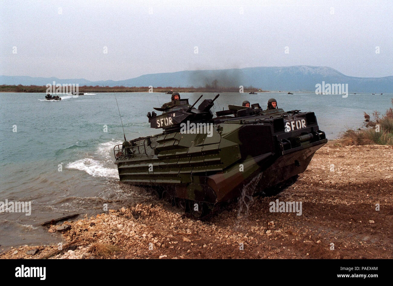 In einer langen Reihe von US Marine Angriff Amphibienfahrzeuge aus dem 26 Marine Expeditionary Unit kommt an Land am Hafen Ploce, Kroatien, am 24. März 1998. Die strategische Reserve Kraft der Stabilisierungstruppe, die Marines nehmen teil, die in der Übung Dynamik 98, ein Training für die Reserve Kräfte mit dem Gebiet und ihrer operativen Fähigkeiten innerhalb dieser Region vertraut zu machen. DoD Stockfoto