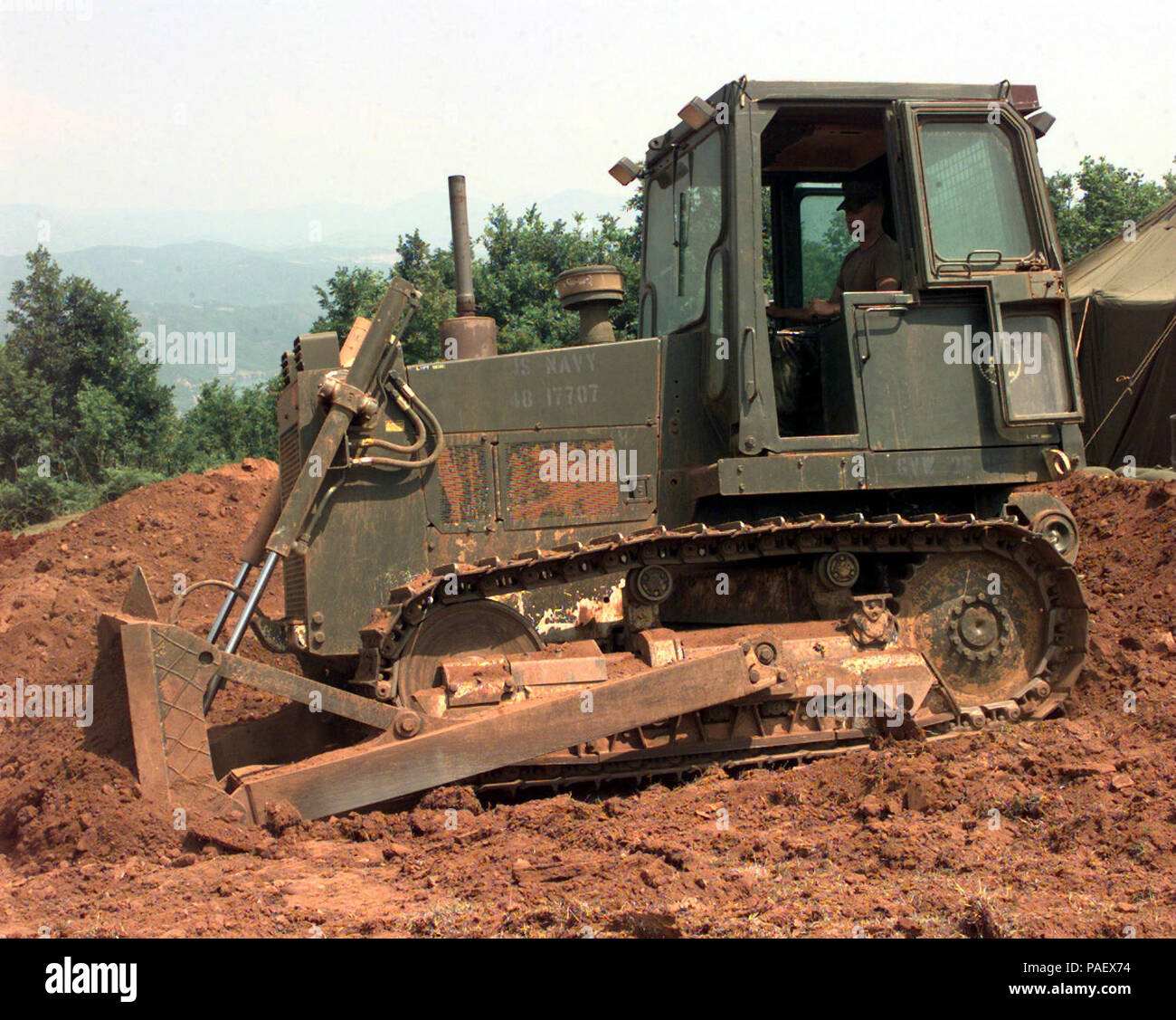 Albanien (16. Juni 1999) - Equipment Operator Constructionman Dan Lasich von Rosenberg, oder, etwas, Boden am Lager Keil, Naval Mobile Konstruktion Bataillon VIER (NMCB VIER). Forward Operating Base in Albanien. NMCB Vier werden Sie 25 Meilen von Straßenarbeiten in der Nähe von Kukes, Albanien zur Unterstützung der Operation leuchtende Hoffnung. Betrieb leuchtende Hoffnung ist das multinationale NATO und US-Betrieb bringen Nahrung und Schutz zu Tausenden von Vertriebenen im Kosovo. U.S. Navy Stockfoto