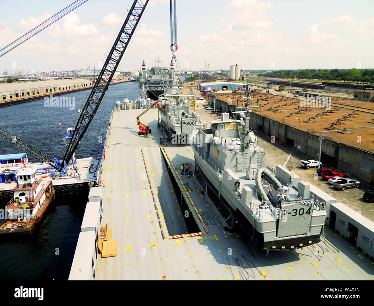 HOUSTON (9. Juni 2011) Kran lädt zwei US-Patrouillenboote auf die Maritime Administration bereit finden Kraft Roll-on/roll-off-Schiff MV Cape Dreifaltigkeit, die Military Sealift Command für einen Monat aktiviert - lange Reise von Houston nach Bahrain. Die Boote sind für den Gebrauch durch den Irakischen Marine die Küste der Nation zu patrouillieren und Ölplattformen zu schützen. Stockfoto