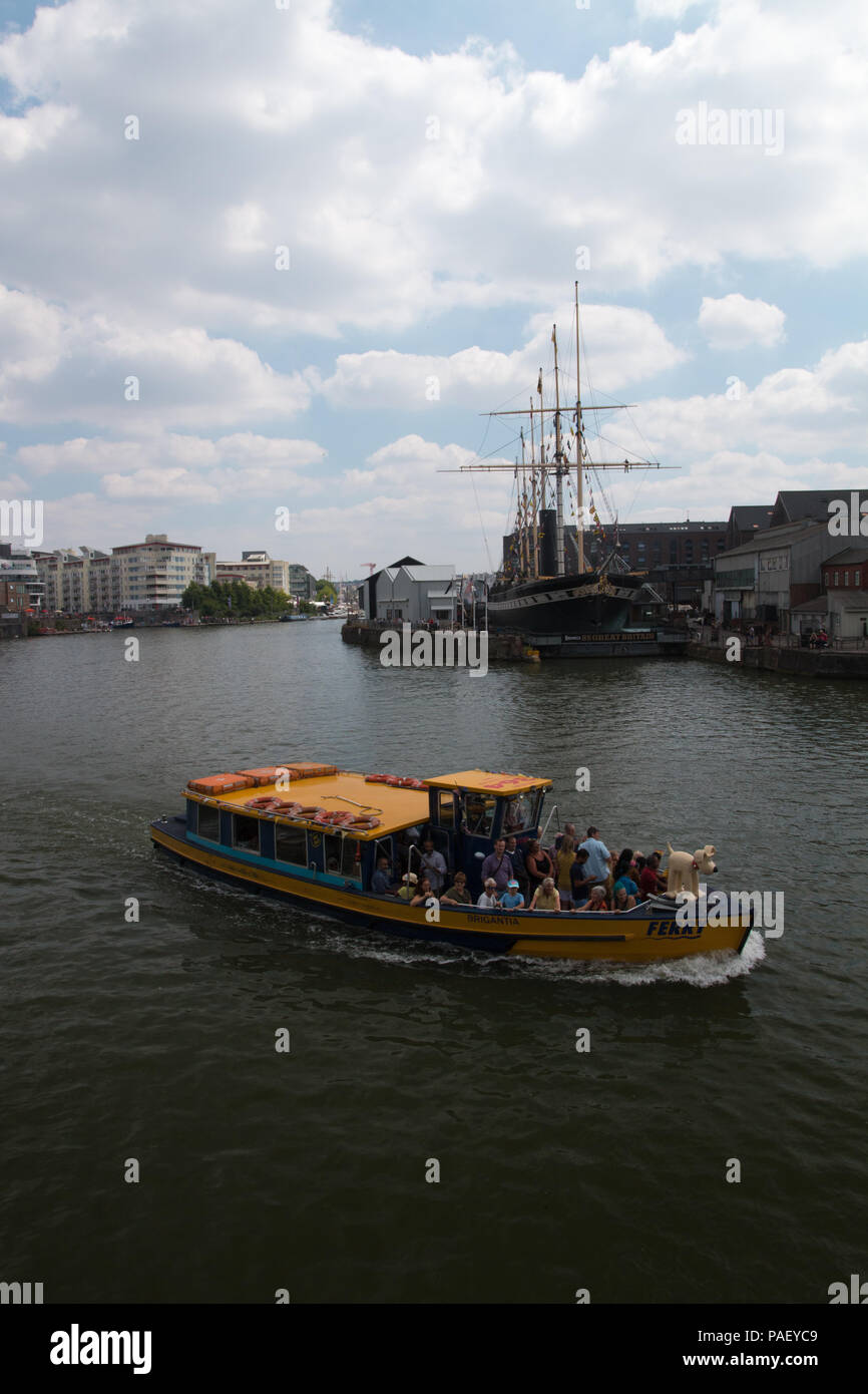 Hafen von Bristol: Brigantia, Bristol Gemeinschaft Fähre Segeln vor der Brunel SS Great Britain. Stockfoto