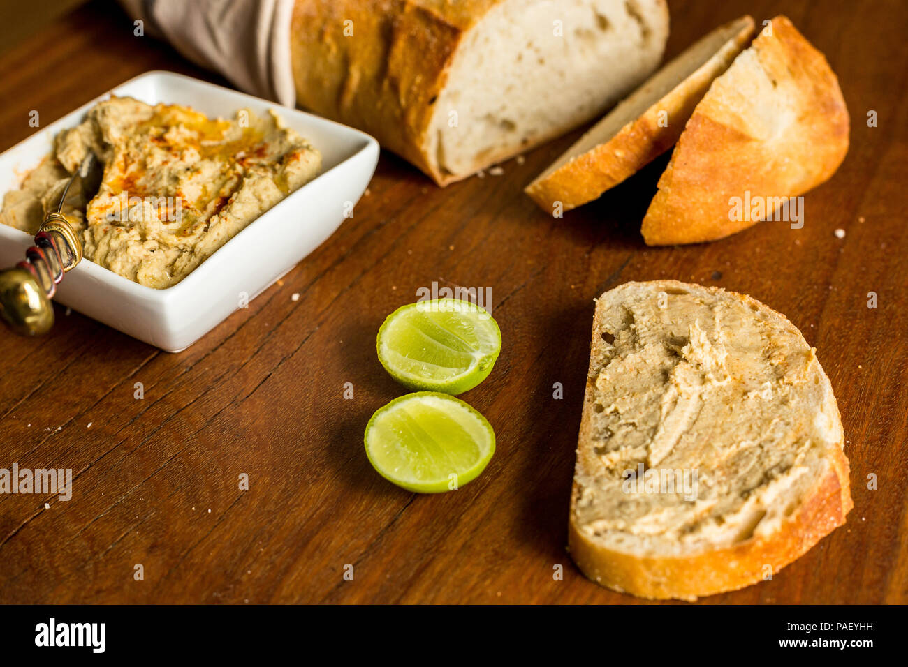 Hummus mit sauerteigbrot auf hölzernen jarrah Board Stockfoto
