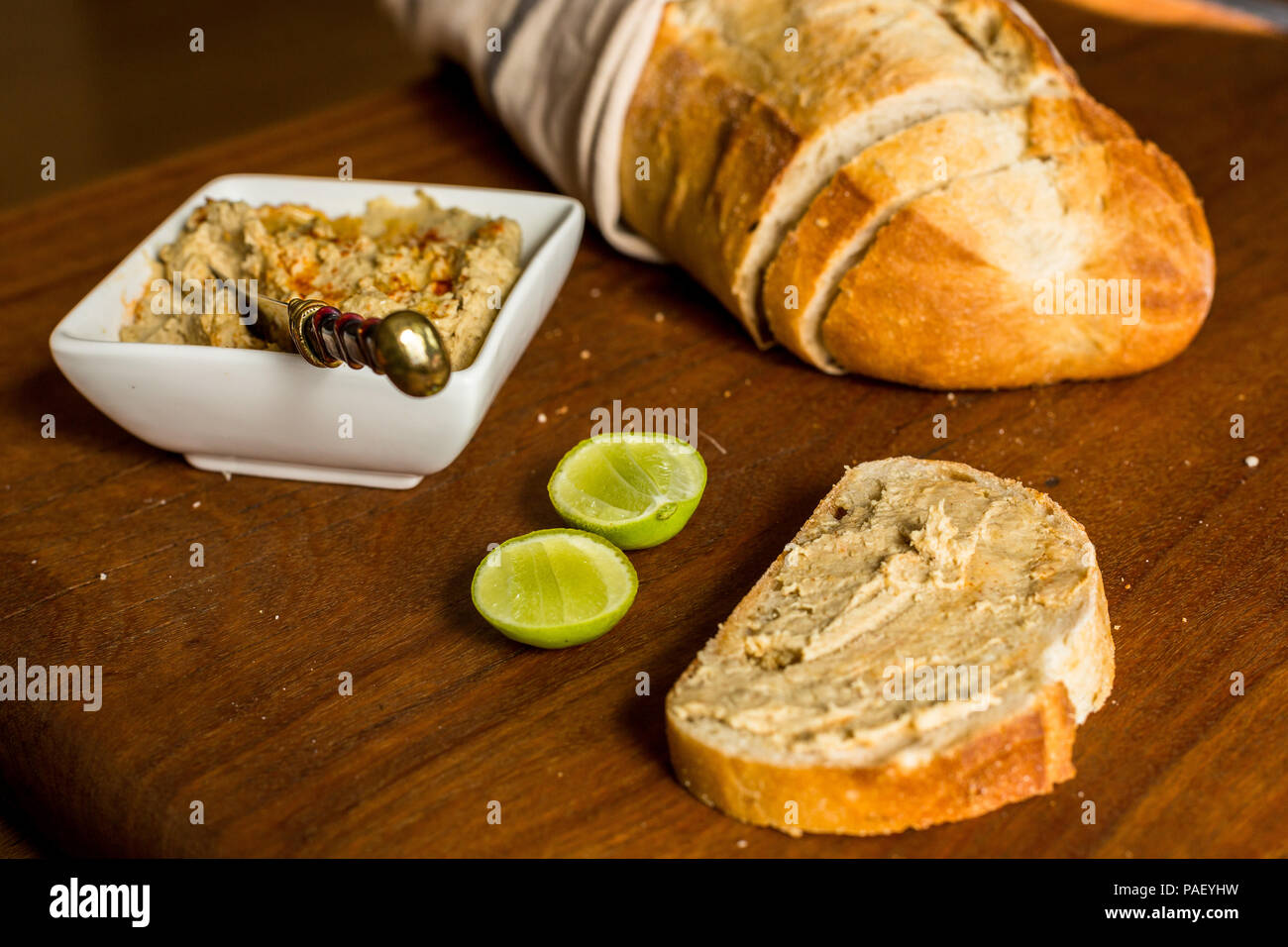 Hummus mit sauerteigbrot auf hölzernen jarrah Board Stockfoto