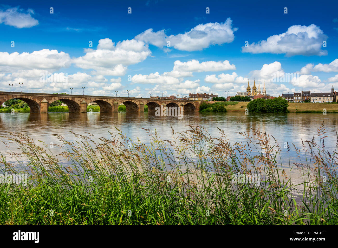 Regemortes Brücke am Fluss Allier, Regemortes Brücke, Moulins, Allier, Auvergne, Frankreich Stockfoto