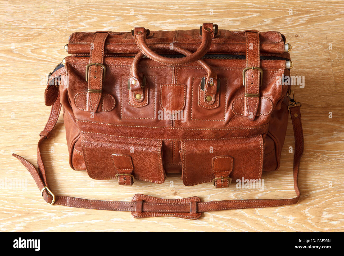 Braunes Leder Reisetasche oder valise auf Holzboden. Stockfoto