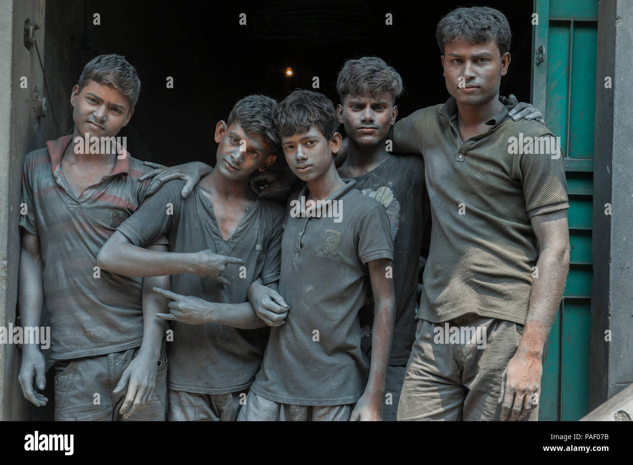 Dhaka, Bangladesch - Mai 04, 2016: ein Kind Arbeiter mit Aluminium Staub bedeckt ist in einer kleinen Fabrik in Dhaka gesehen. Kinderarbeit ist kein neues Thema in Ba Stockfoto