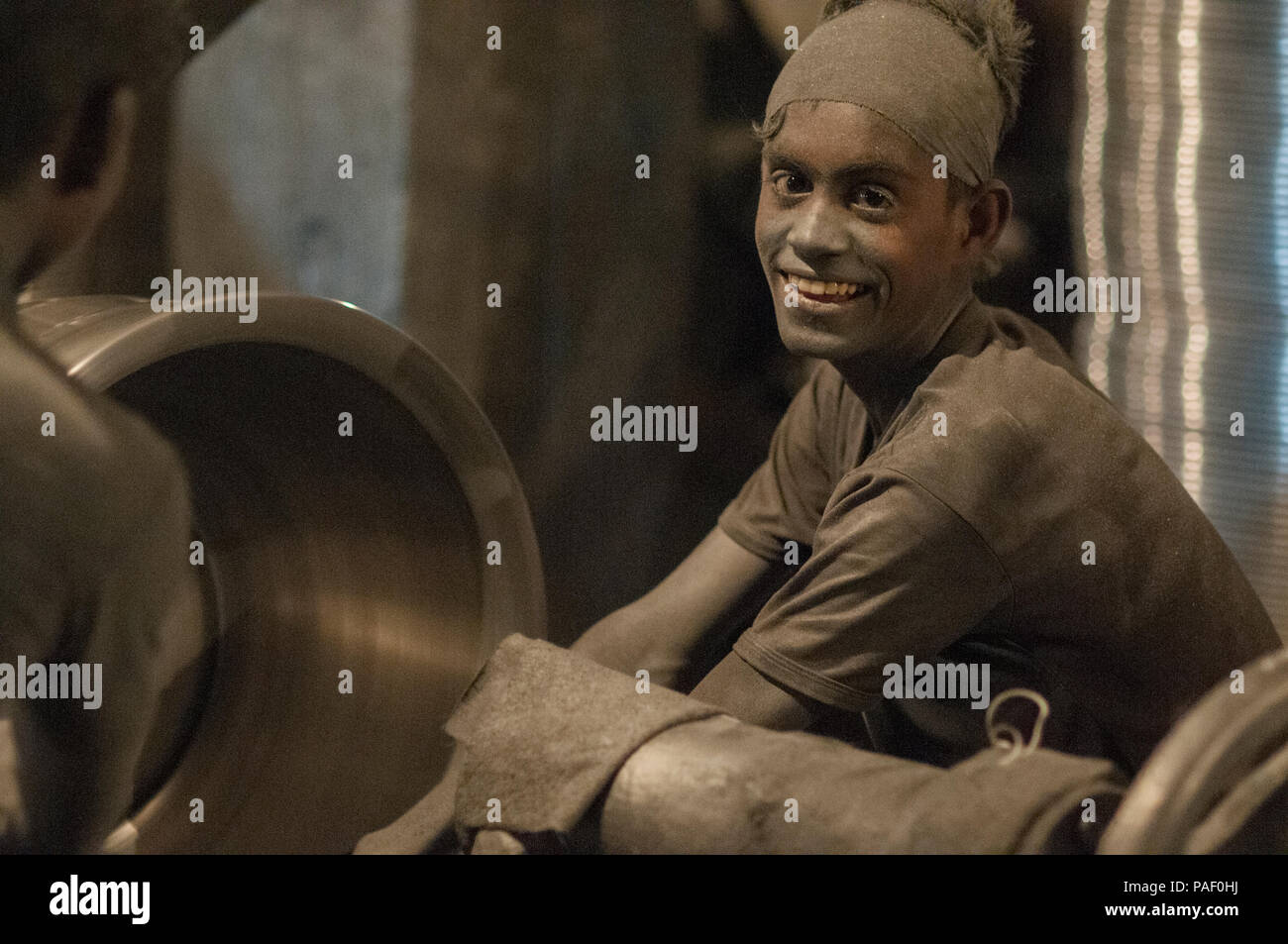 Dhaka, Bangladesch - Mai 04, 2016: ein Kind Arbeiter mit Aluminium Staub bedeckt ist in einer kleinen Fabrik in Dhaka gesehen. Kinderarbeit ist kein neues Thema in Ba Stockfoto
