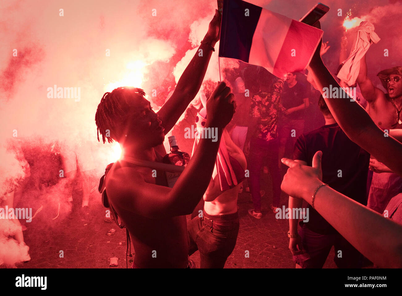 Französische Fans feiern auf der Champs-Elysees avenue nach Frankreich die Weltmeisterschaft gegen Kroatien, Paris, Frankreich, 15. Juli 2018 gewonnen. Stockfoto