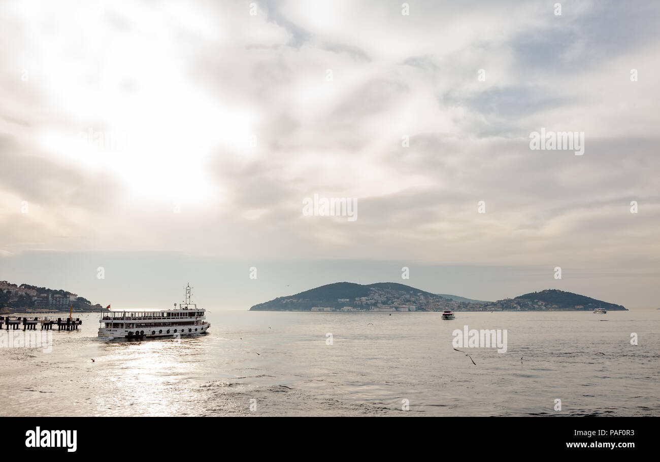 Heybeliada Island View aus Buyukada Insel. Prinzen Inseln, Istanbul, Türkei Stockfoto