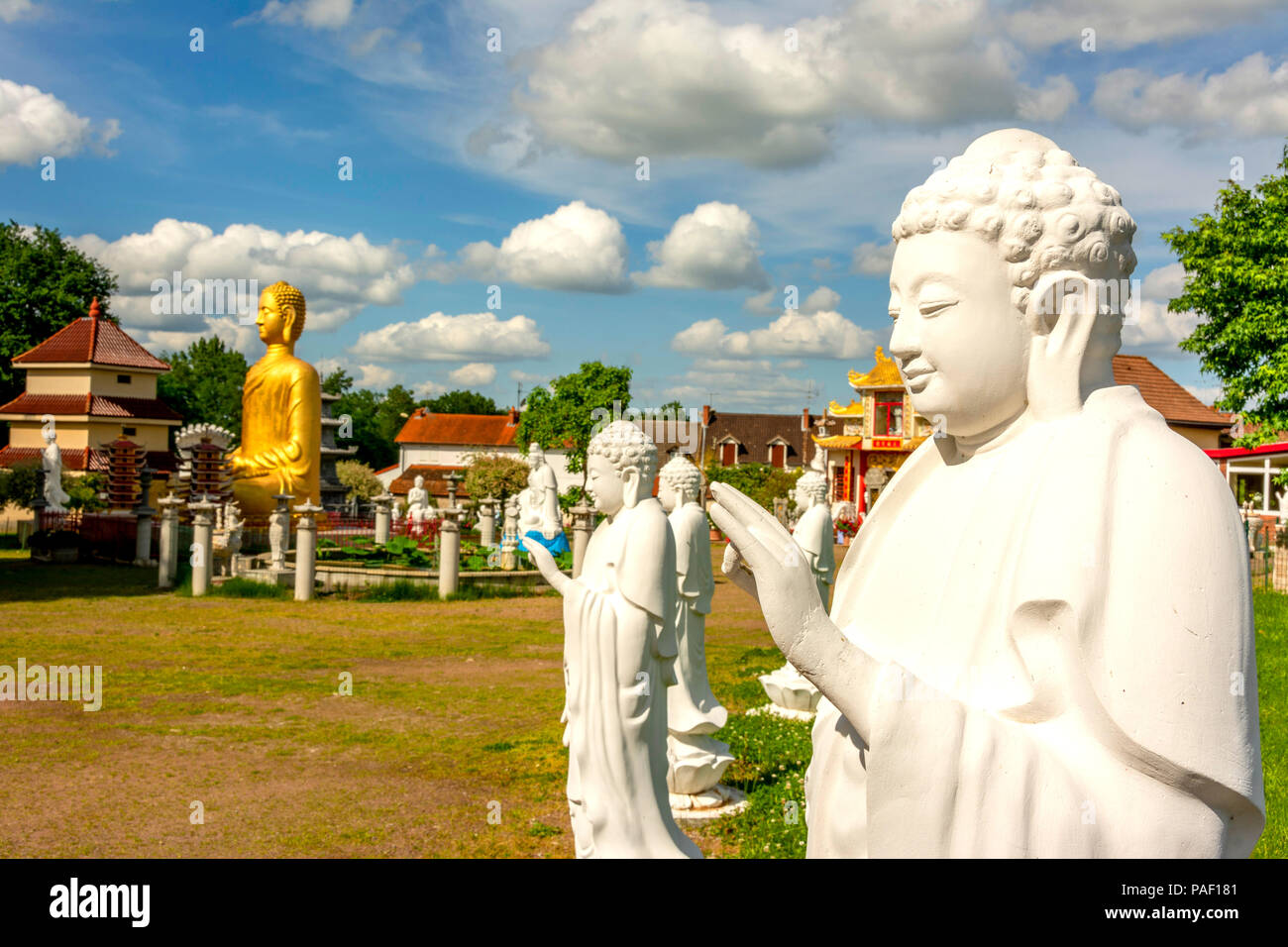 Gold Buddha, vietnamesischen Pagode, Noyant d'Allier, Cantal, Auvergne-Rhone-Alpes, Frankreich Stockfoto