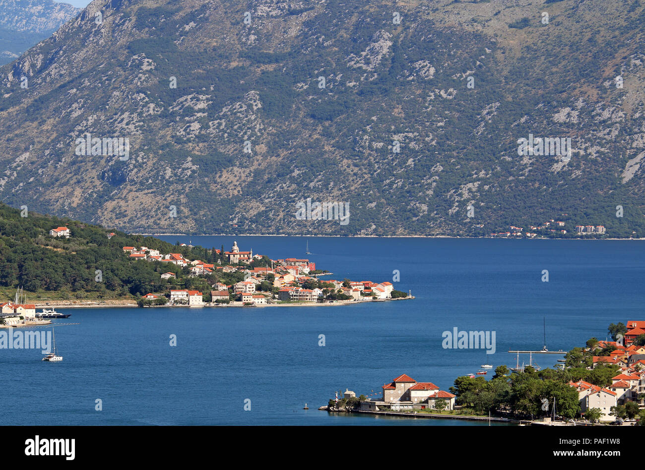 Meer und Berge die Bucht von Kotor Montenegro Landschaft Stockfoto