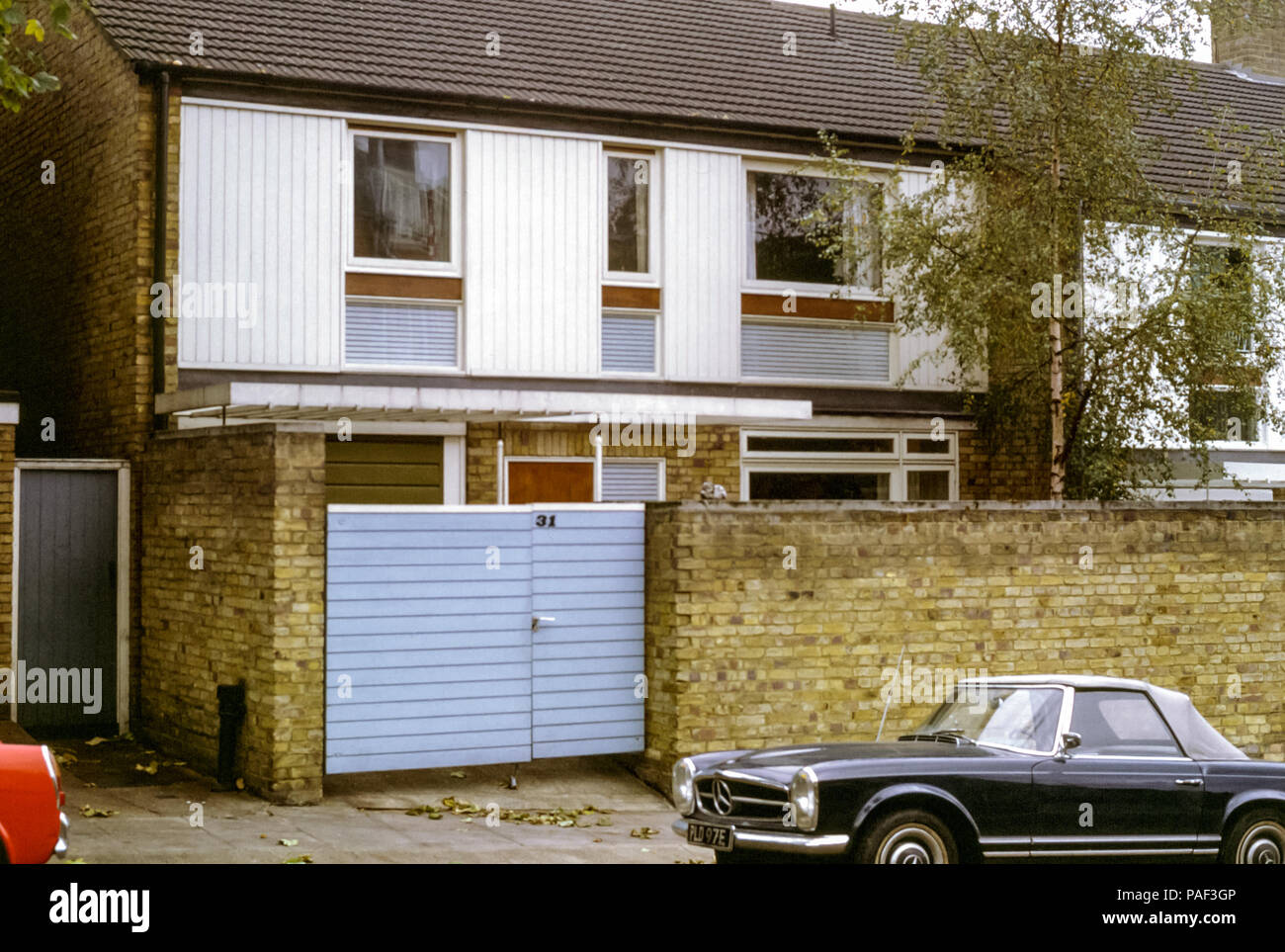 Modernes Architekturhaus der 1960er Jahre in Hampstead, London, England, Großbritannien in den 1960er Jahren mit einem Mercedes-Benz Cabrio-Sportwagen-Coupé 1964 230SL, das draußen geparkt ist Stockfoto