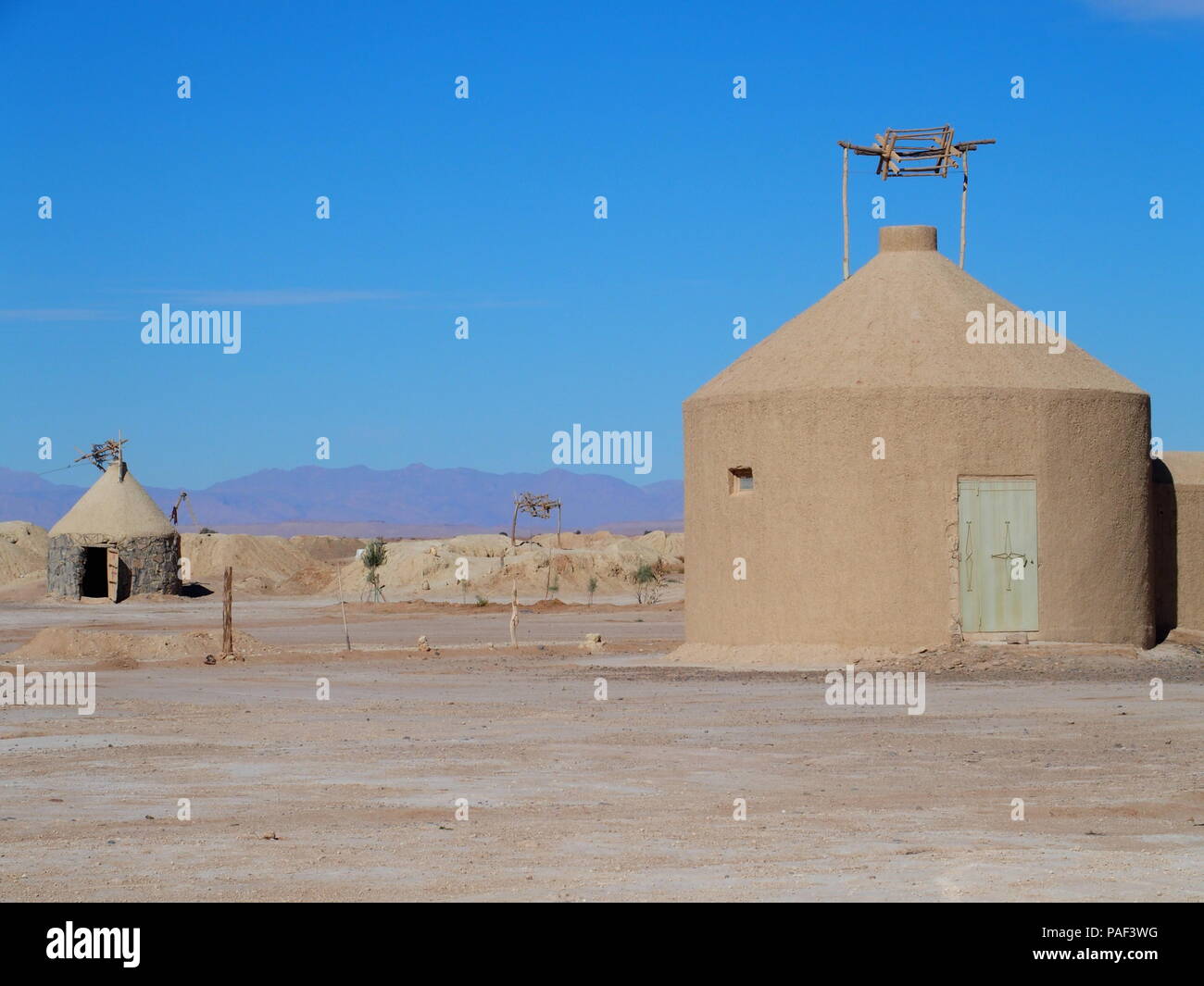 Super Wasser gut Gebäude von Ketthara an afrikanischen sandige Wüste Sahara Landschaften in der Nähe von Erfoud in Marokko mit klaren blauen Himmel im Jahr 2017 kalte Sonne Stockfoto