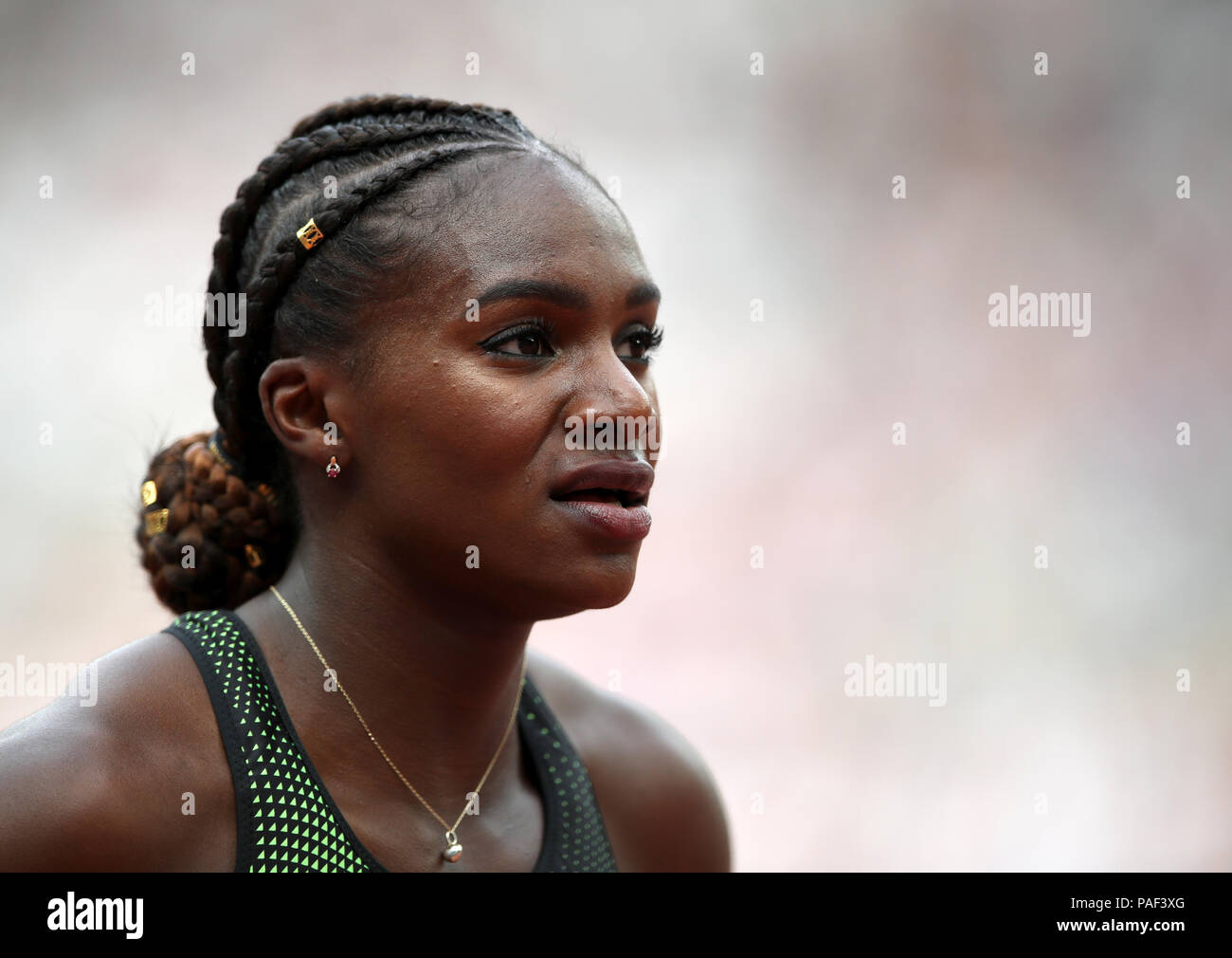 Großbritanniens Dina Asher-Smith reagiert nach 200 m der Frauen während der Tag zwei Der Muller Geburtstag Spiele an der Queen Elizabeth Stadium, London. Stockfoto